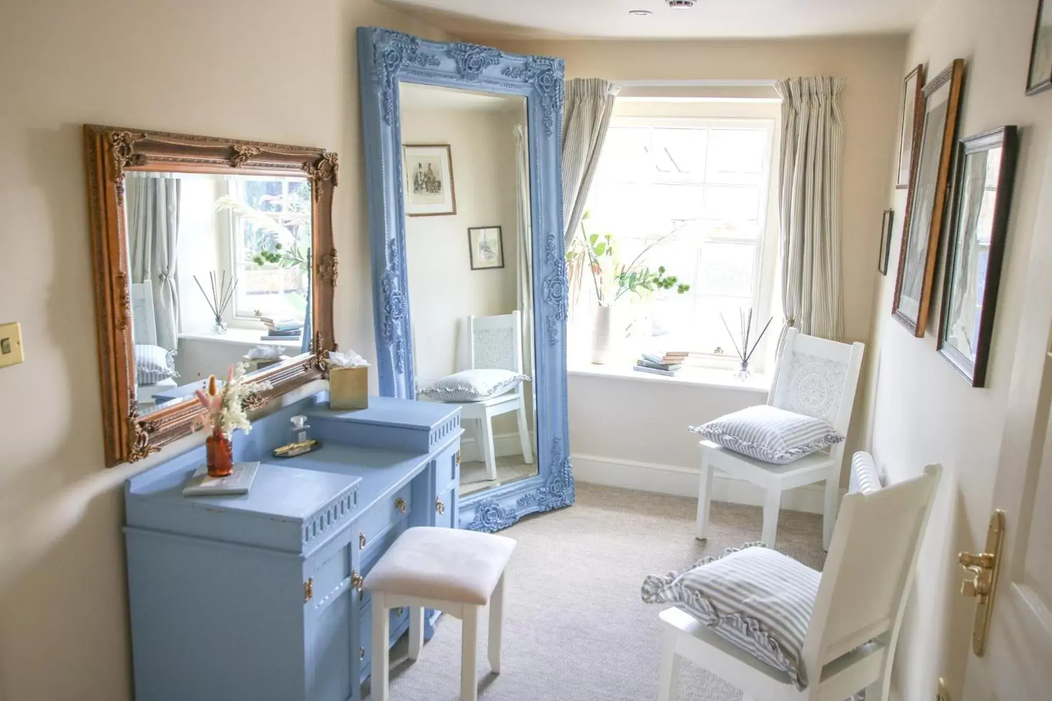Bedroom, Seating Area in Fleur de Lys Bampton