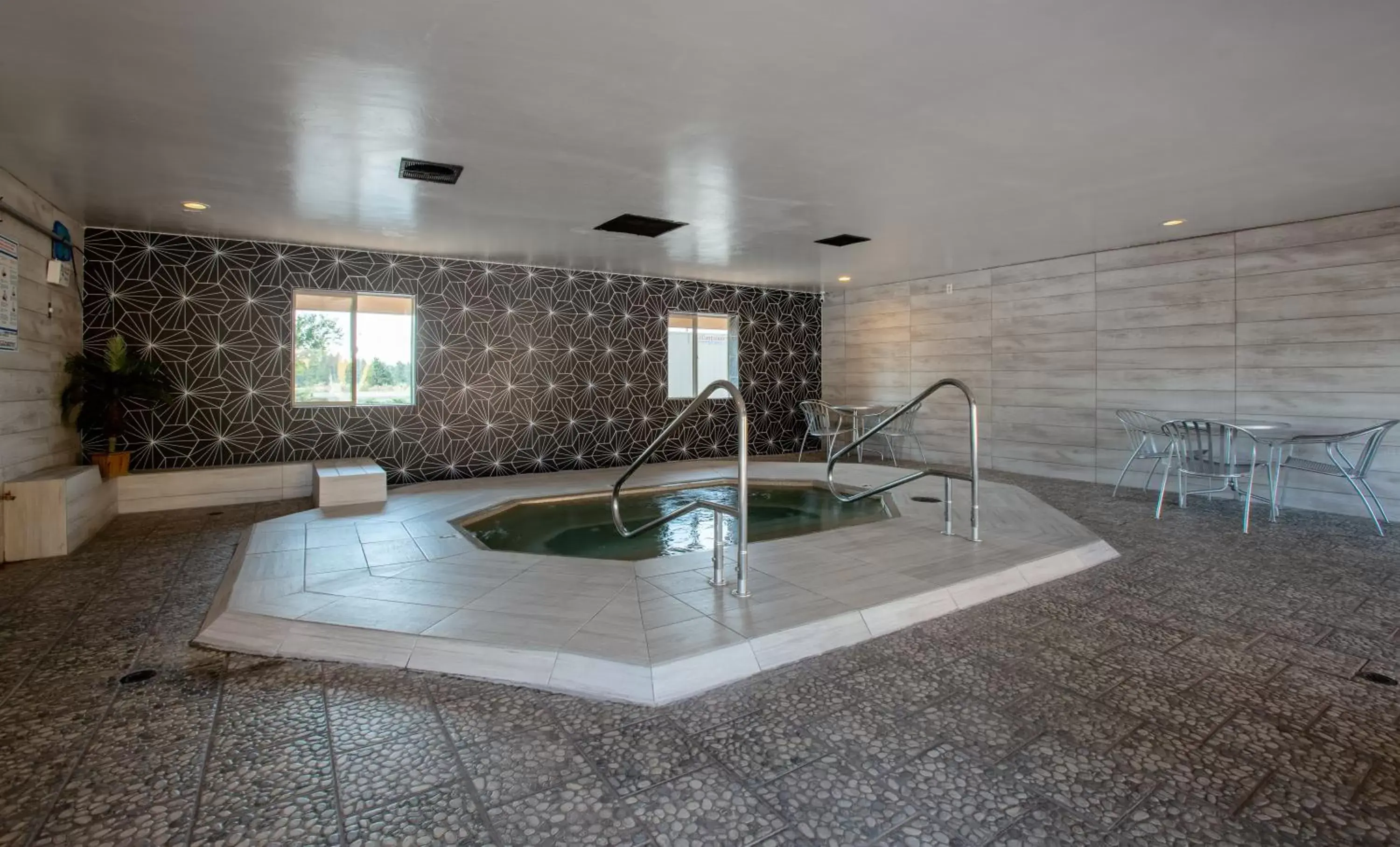 Hot Tub, Swimming Pool in Hotel Elev8 Flagstaff I-40 Exit 198 Butler Ave
