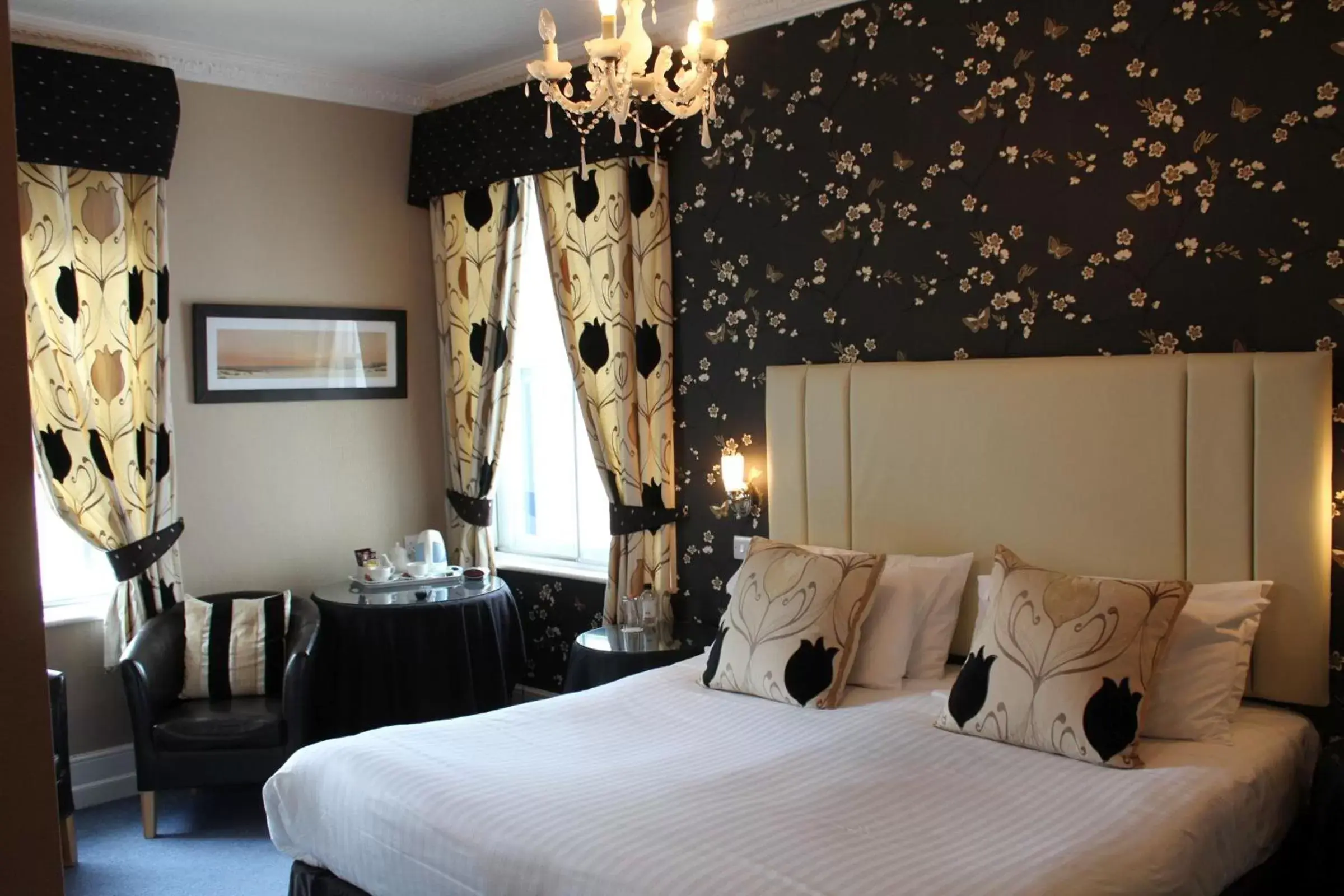 Bed in BEST WESTERN New Holmwood Hotel Bed in BEST WESTERN New Holmwood Hotel