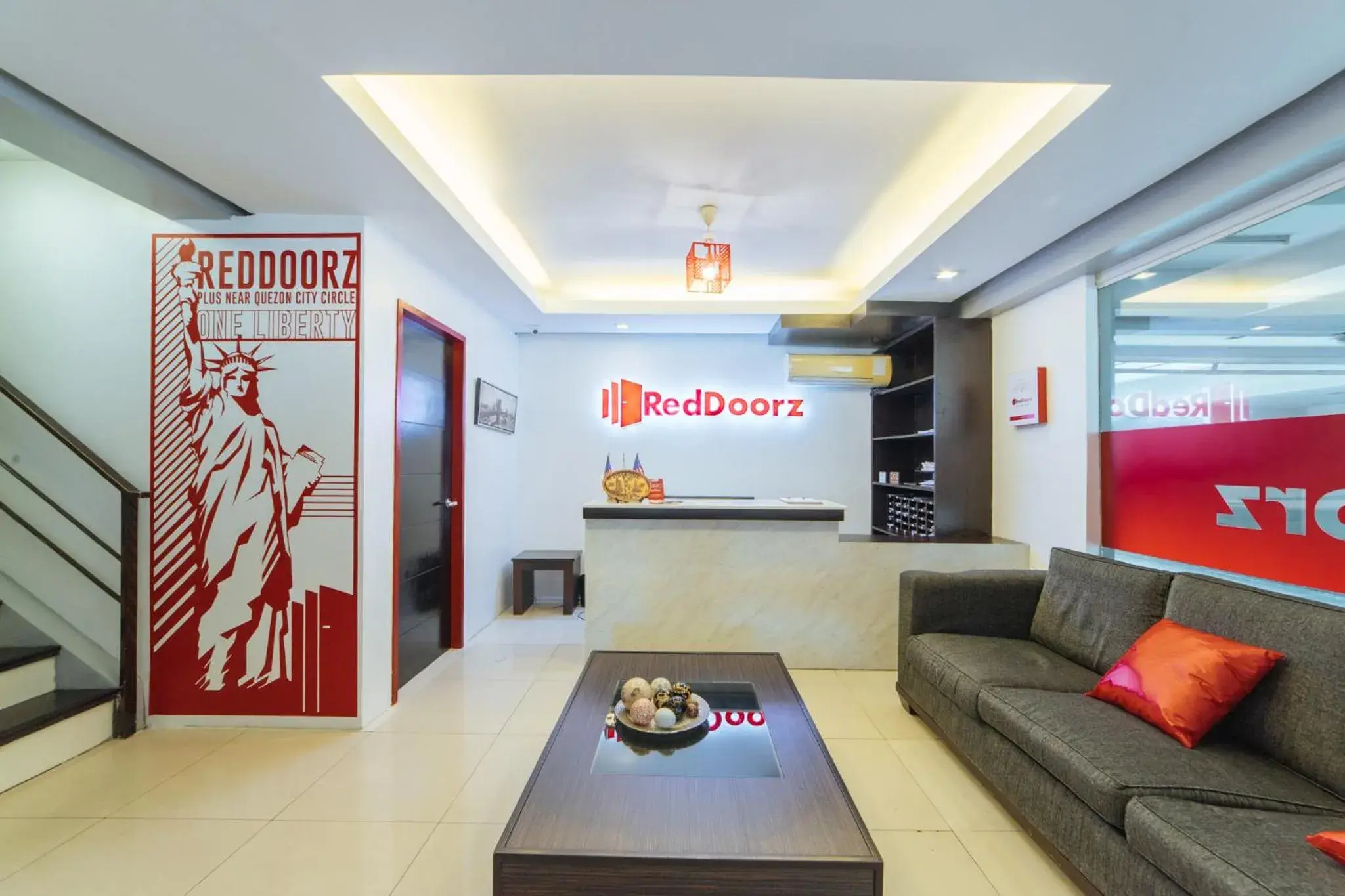 Lobby or reception in RedDoorz Plus at One Liberty Hotel Kalayaan Avenue