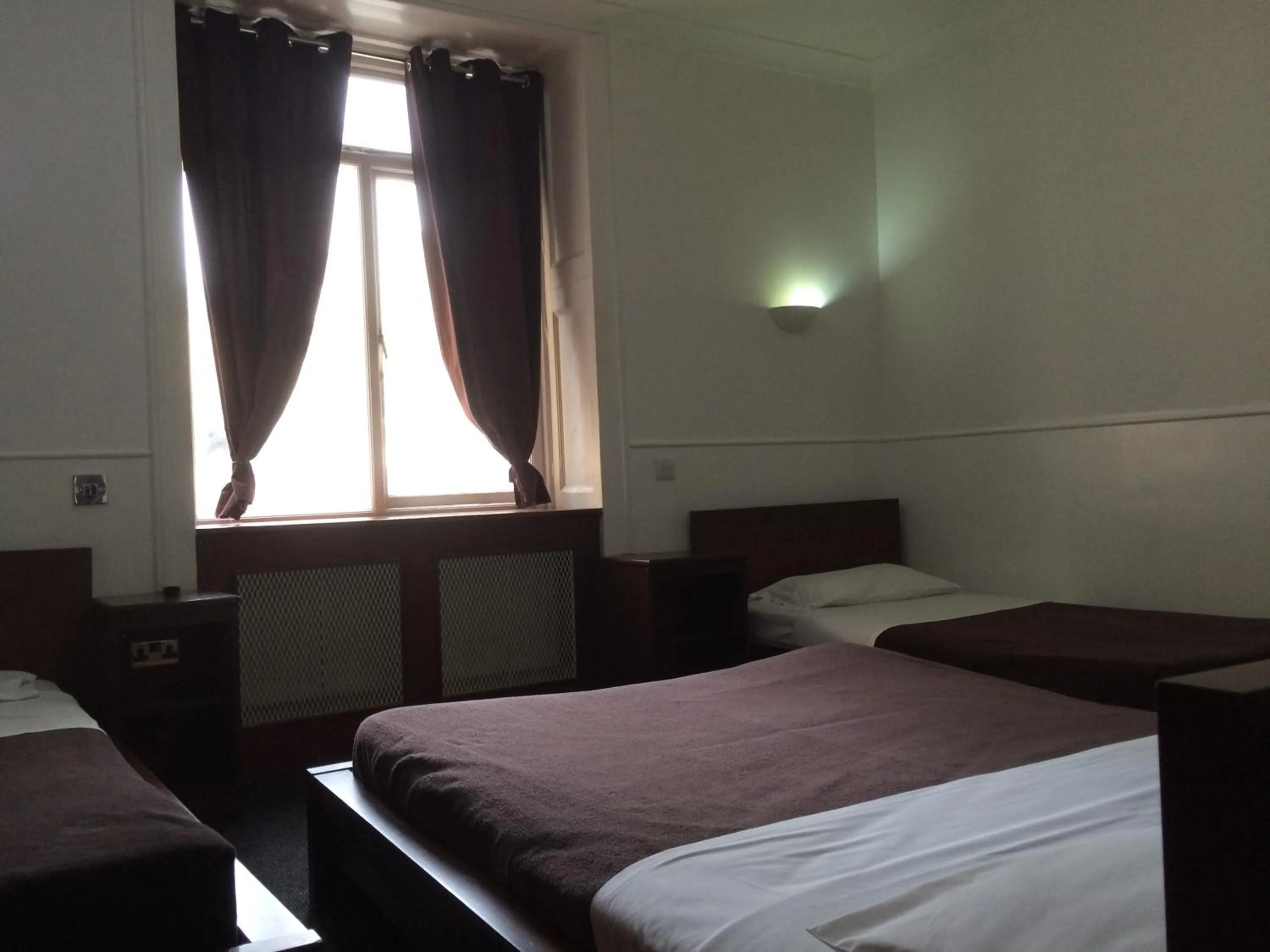 Photo of the whole room in London Continental Hotel