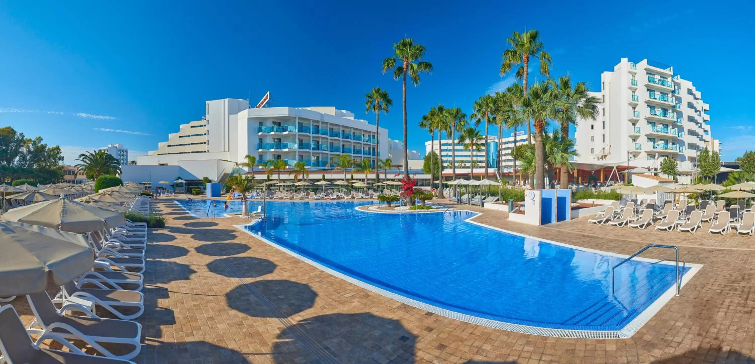 Property building in Hipotels Cala Millor Park Property building in Hipotels Cala Millor Park