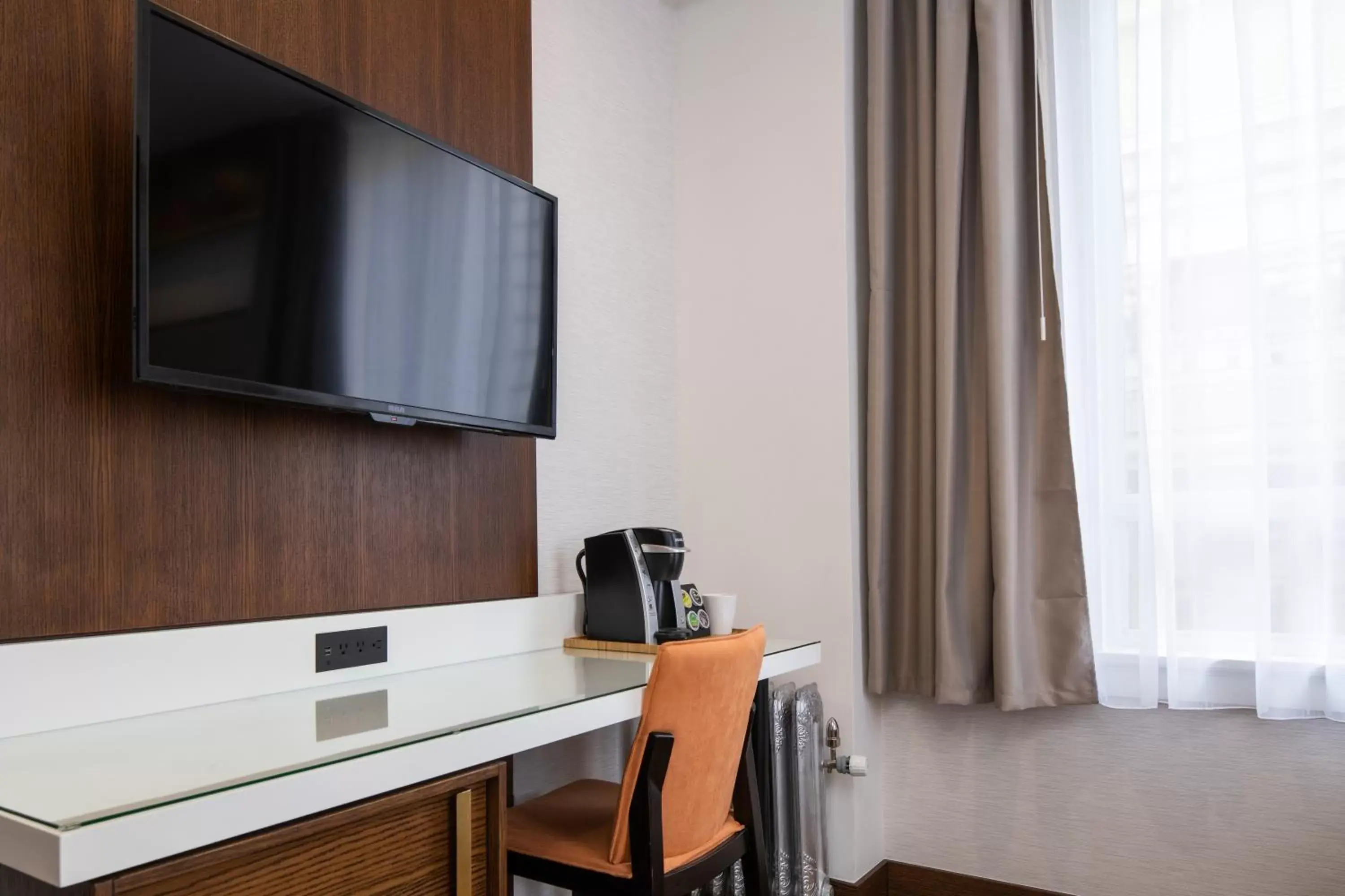 TV and multimedia, TV/Entertainment Center in Hotel 32One