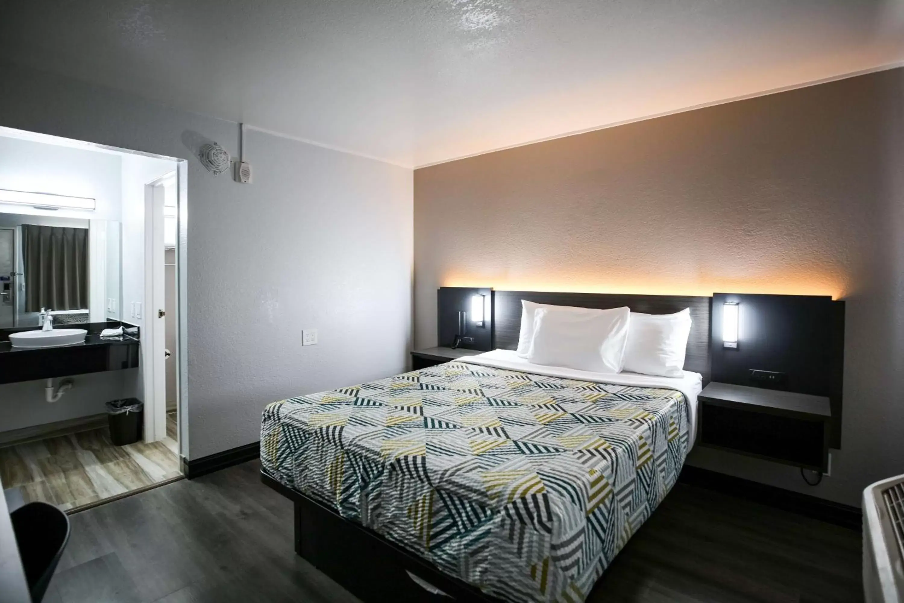 Bedroom, Bed in Motel 6-Sacramento, CA - North