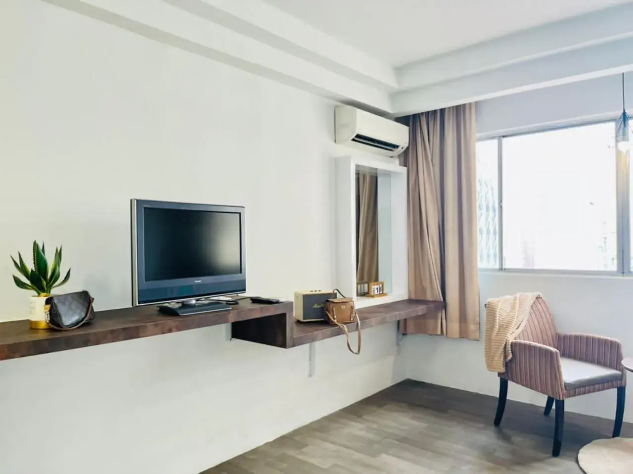 TV and multimedia, TV/Entertainment Center in M1 City Center Hotel & Suites 