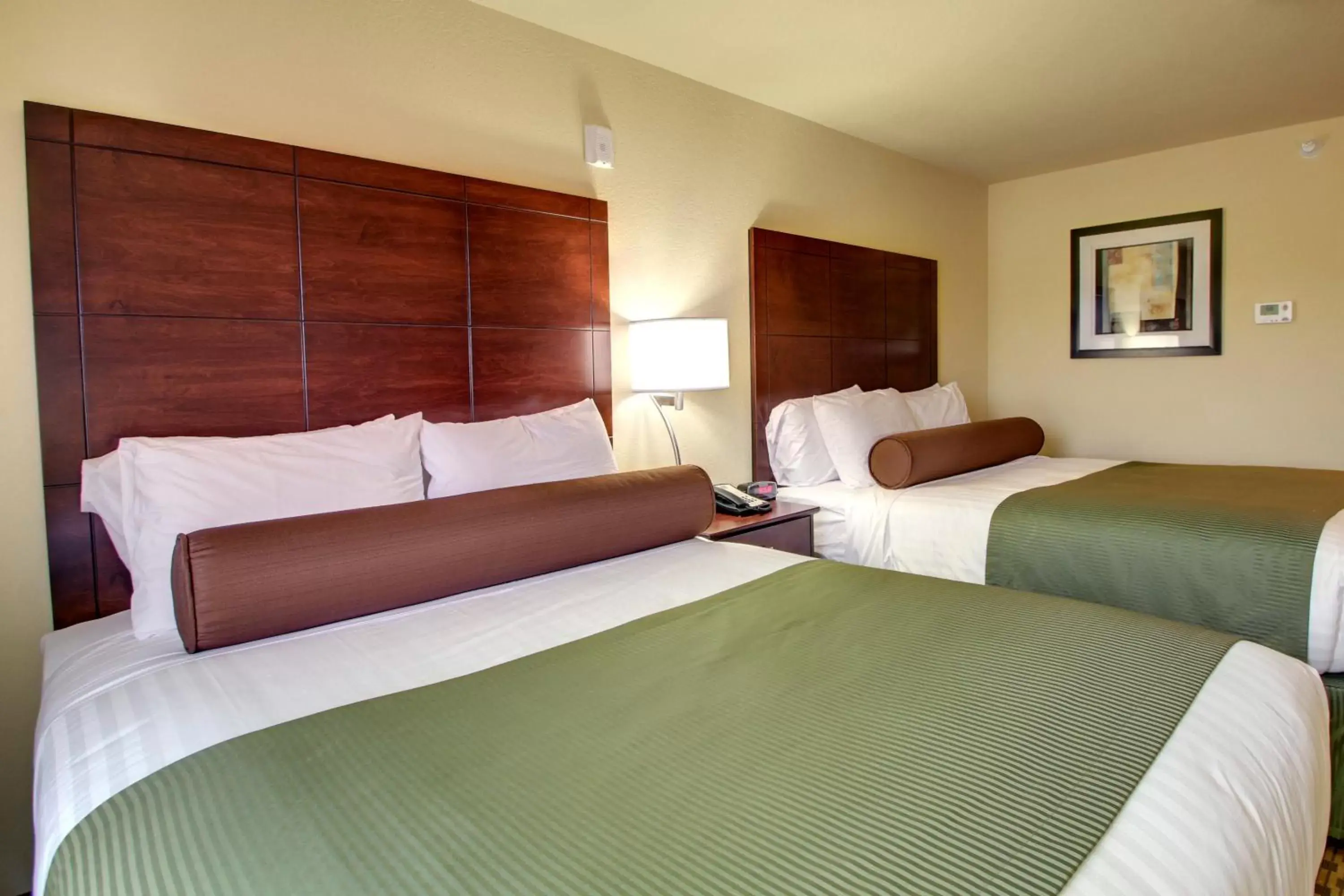Photo of the whole room, Bed in Stanton Inn and Suites