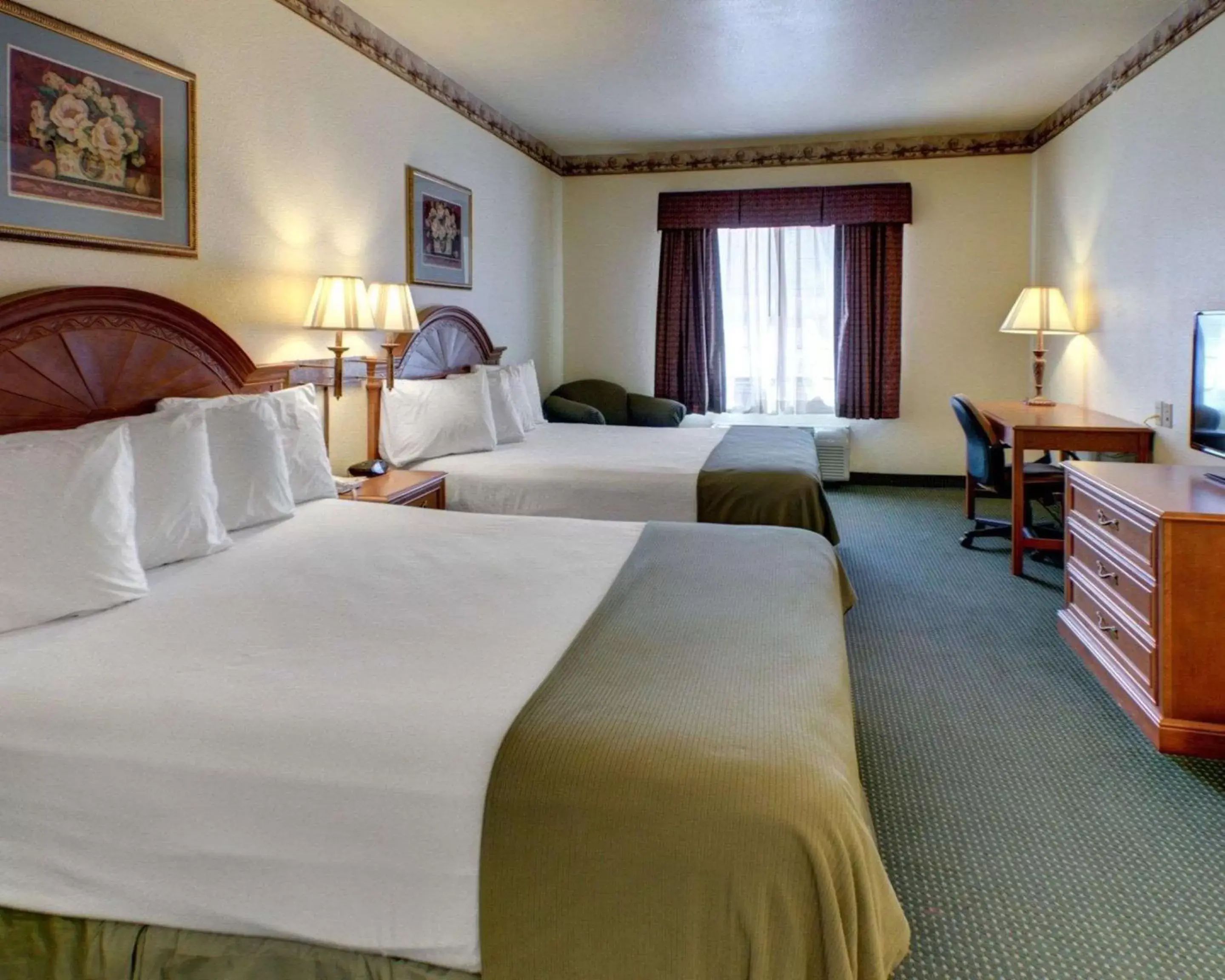 Photo of the whole room, Bed in Quality Inn & Suites - Glen Rose