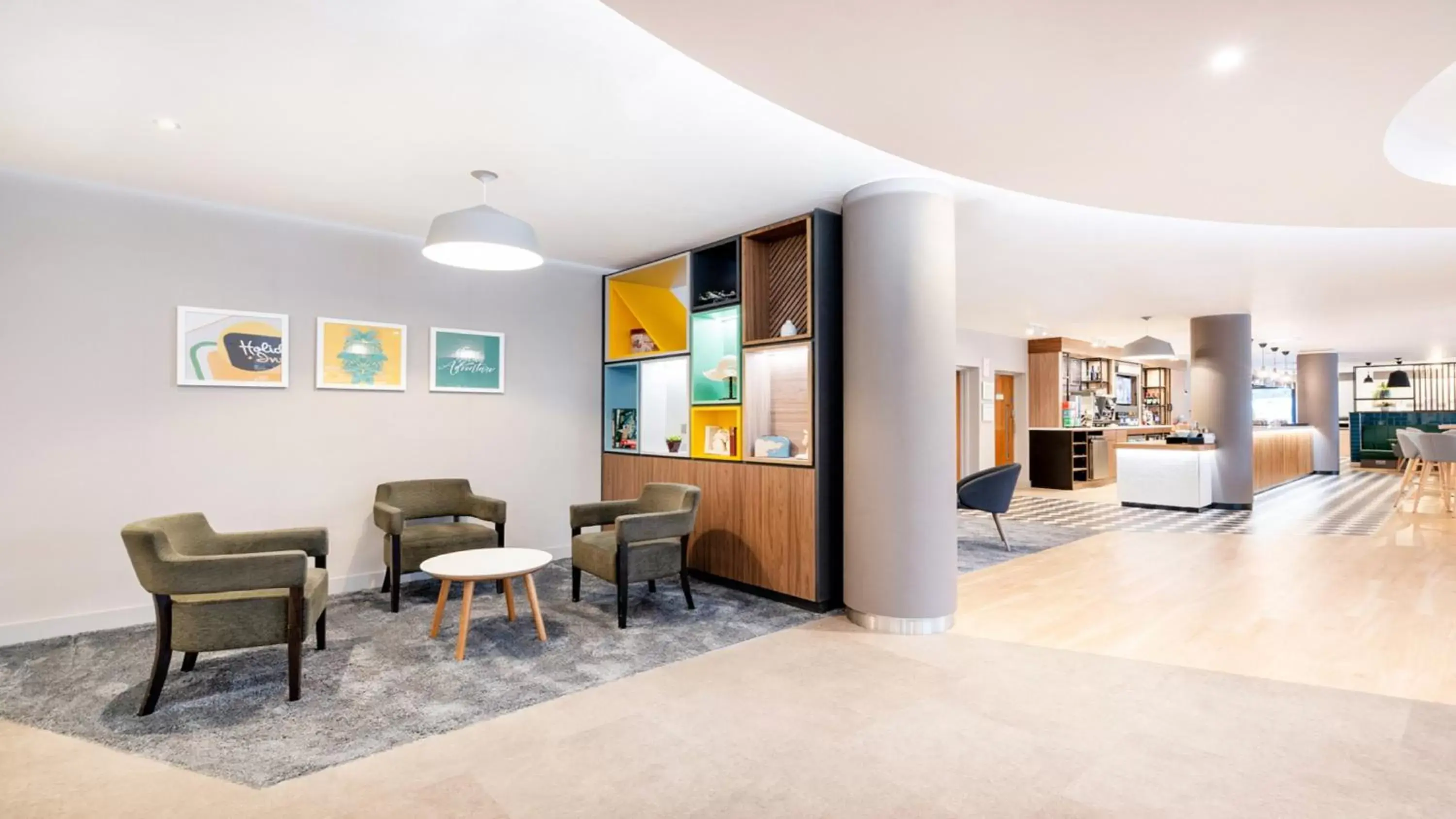 Lobby or reception, Seating Area in Holiday Inn London Luton Airport, an IHG Hotel