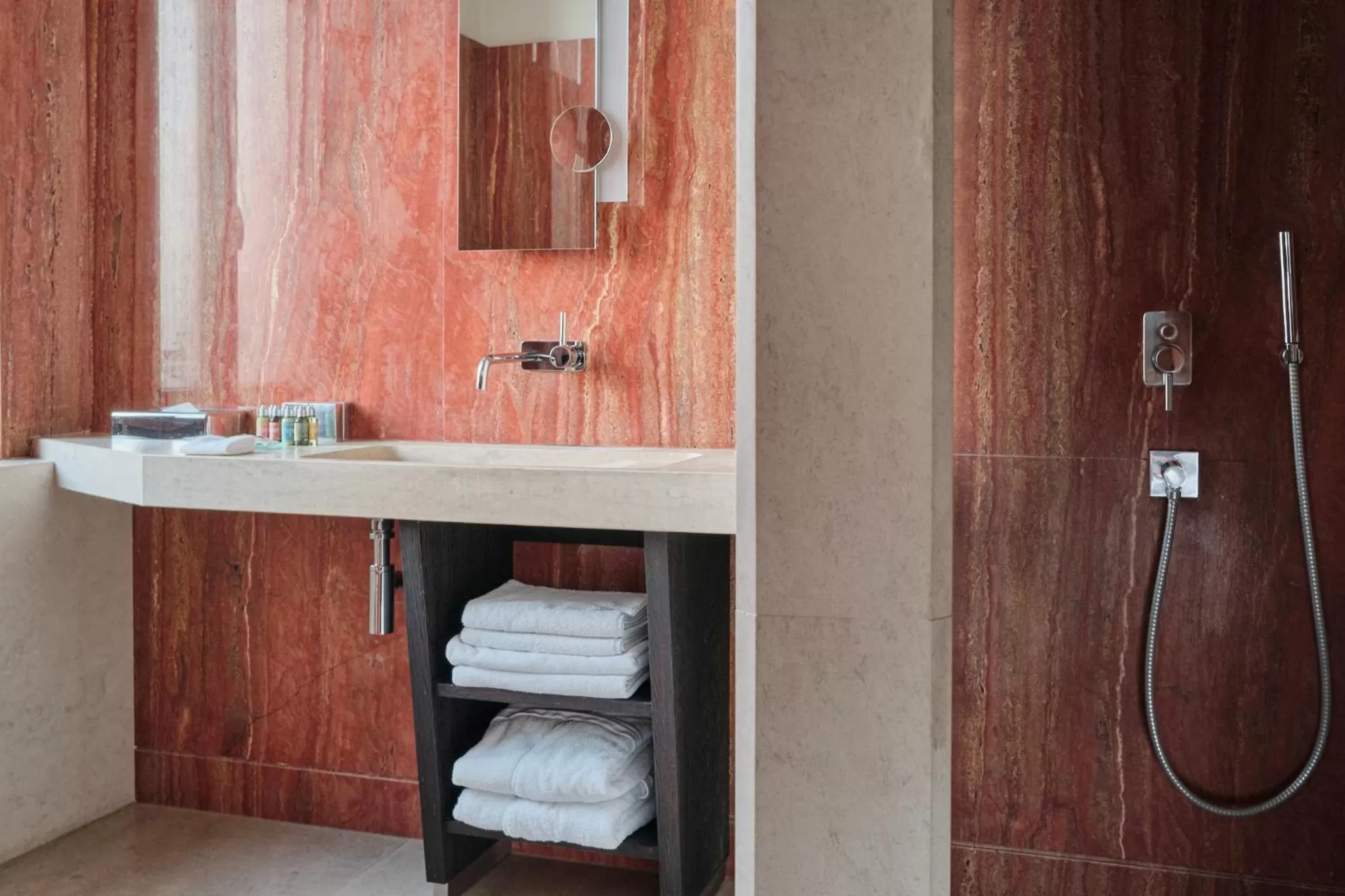 Shower in Hotel Monopol