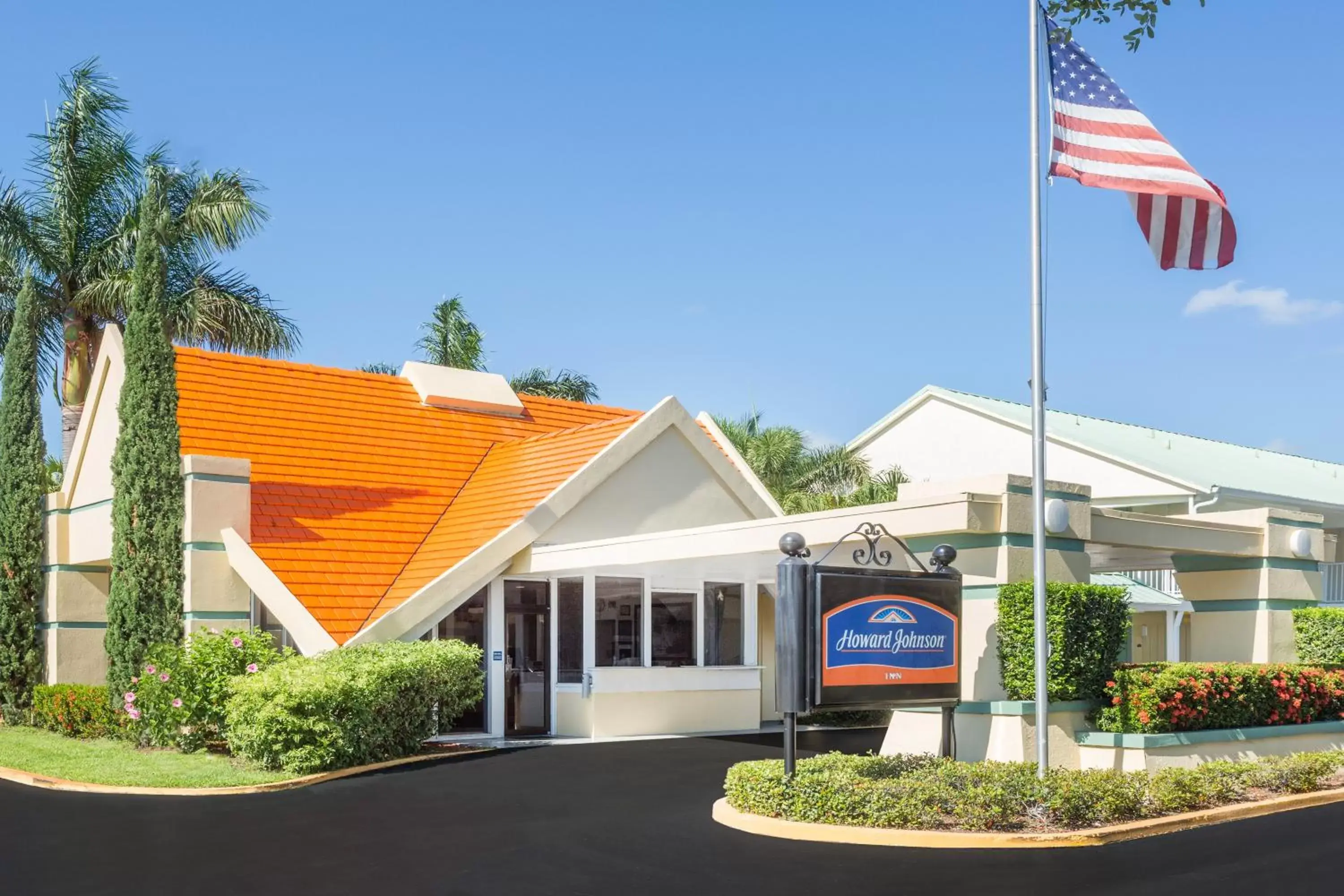 Facade/entrance in Howard Johnson by Wyndham Vero Beach / Downtown