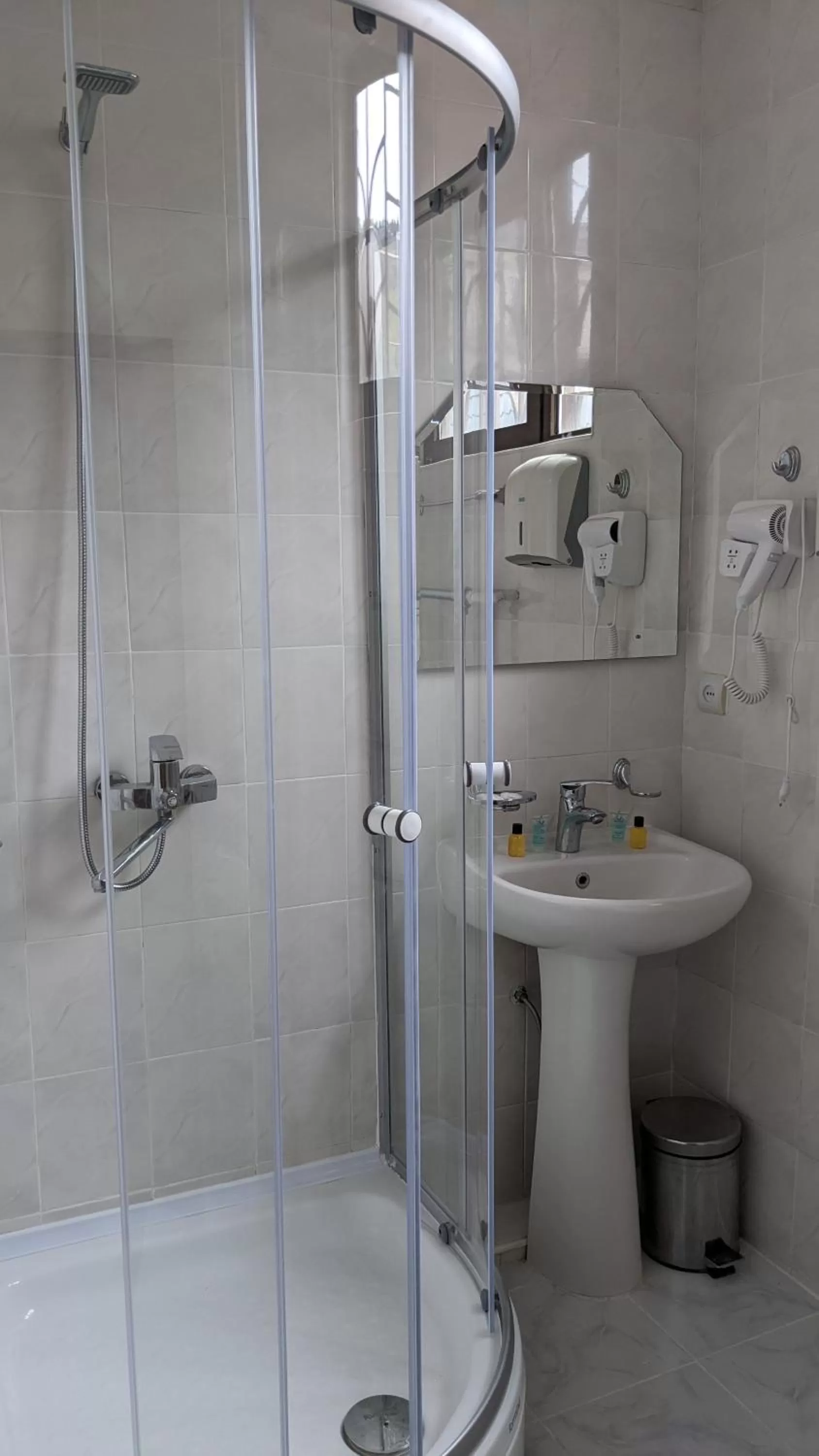 Bathroom in villa old sololaki