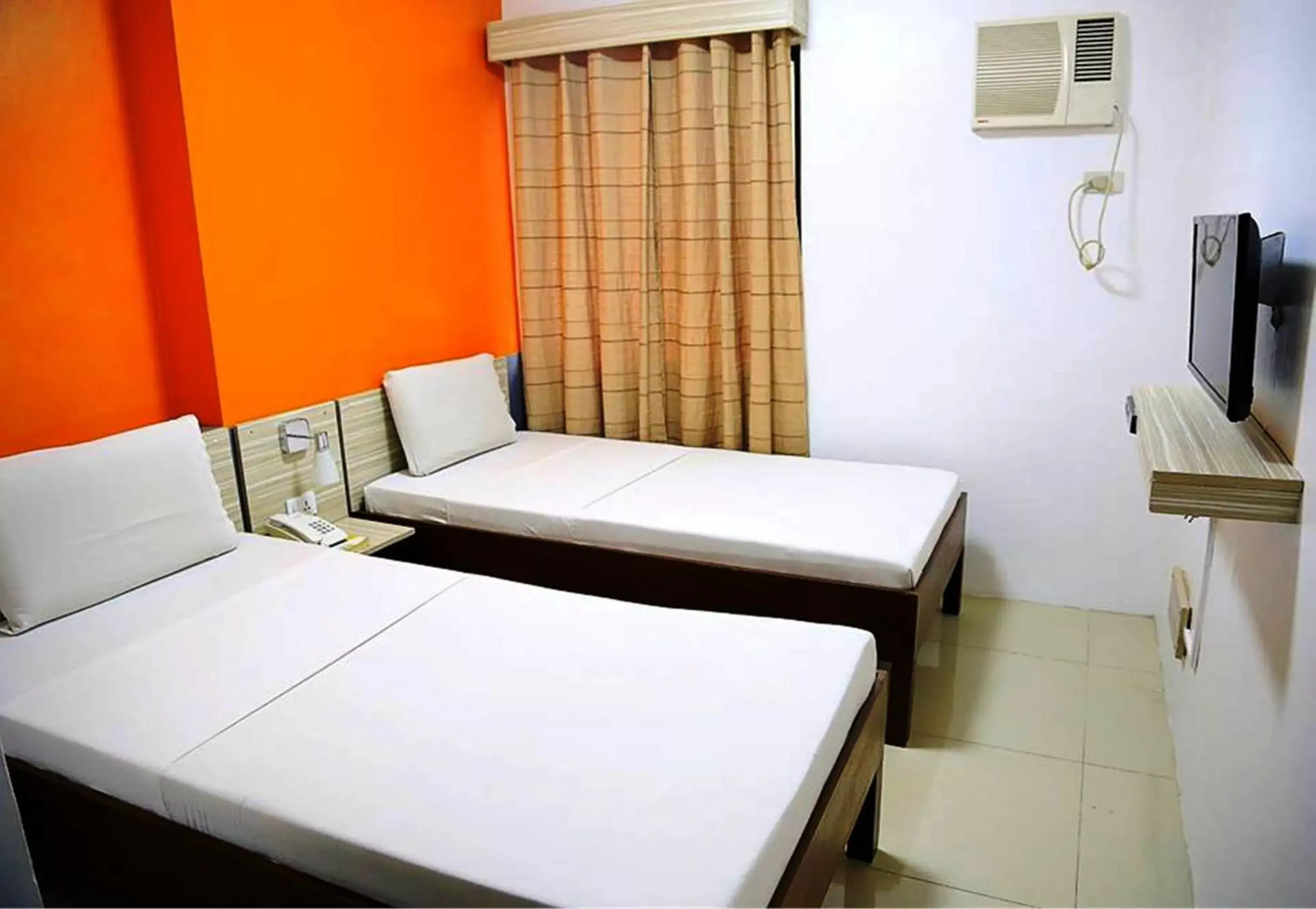 Photo of the whole room, Bed in Travelbee Business Inn