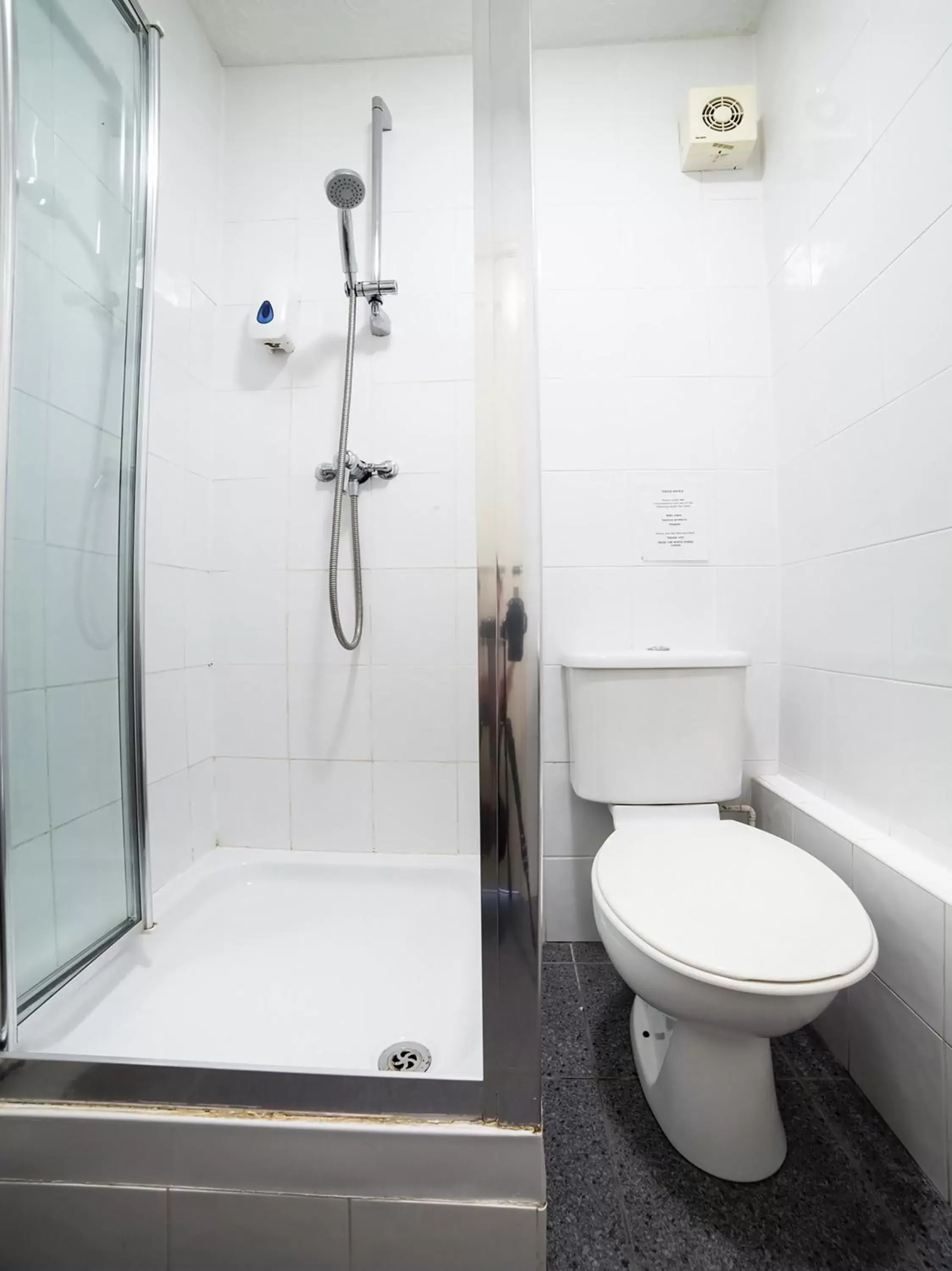 Bathroom in OYO White Horse Lodge Hotel, East Thirsk