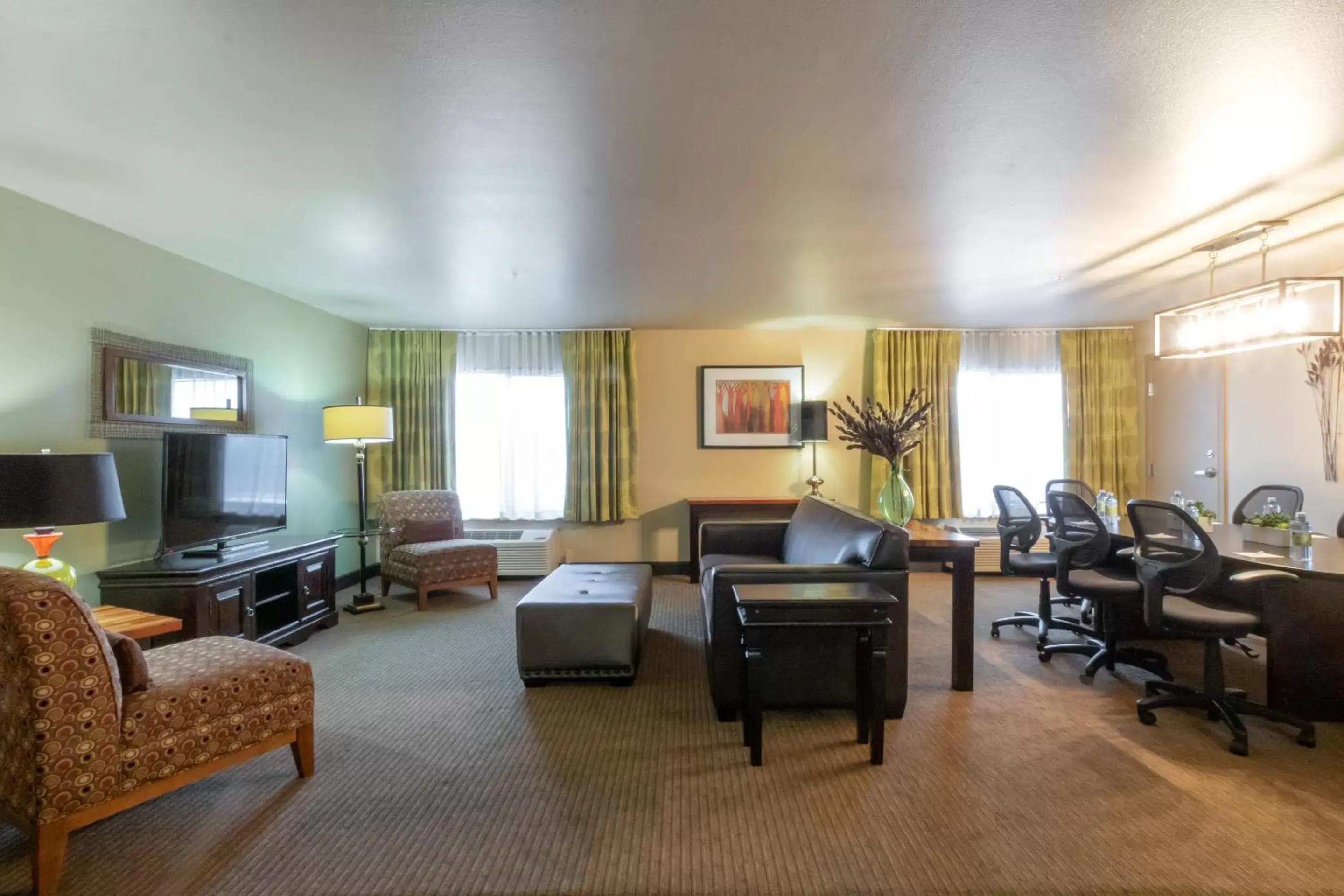 Living room, Seating Area in Oxford Suites Portland - Jantzen Beach