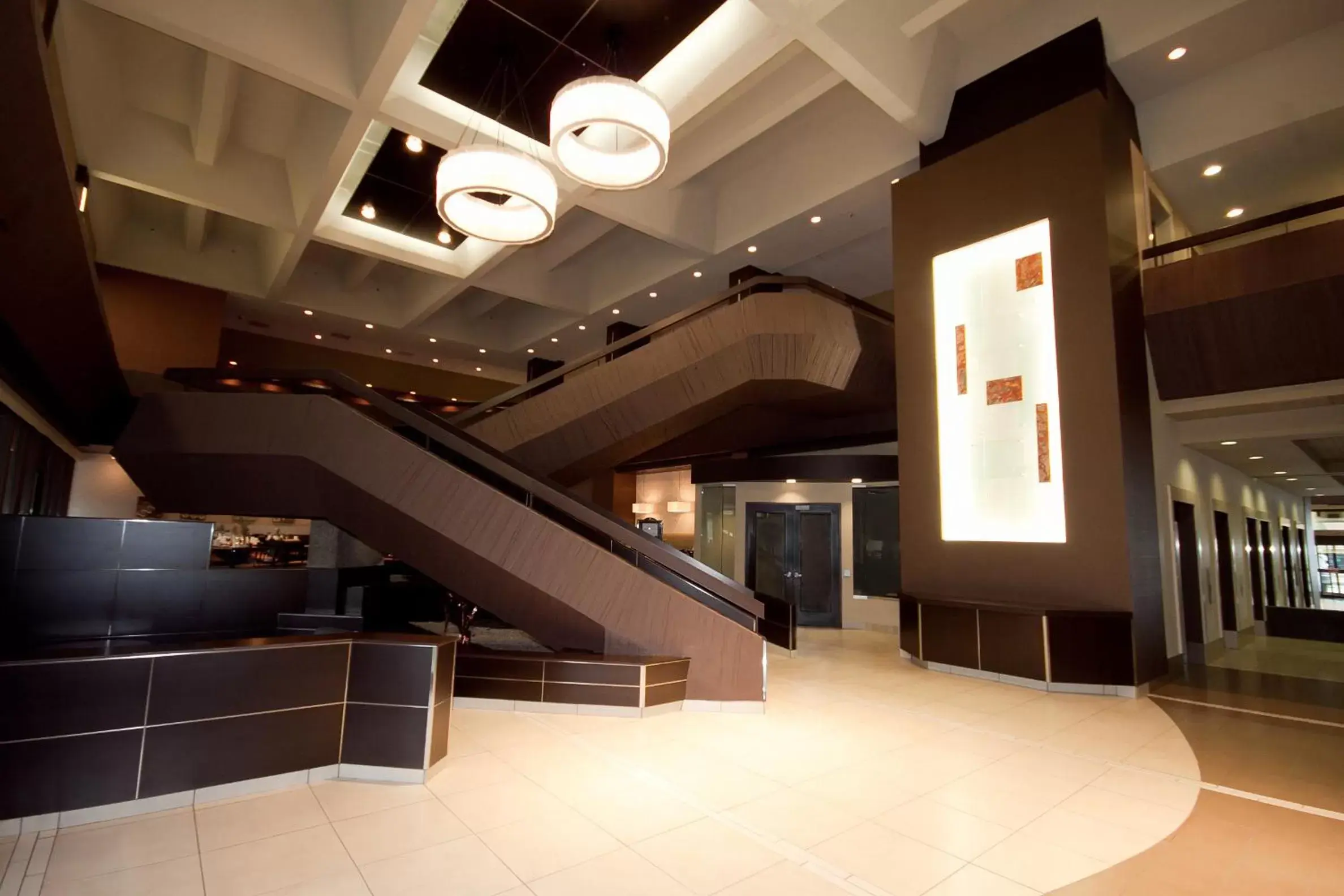 Lobby or reception, Lounge/Bar in Ramada Plaza by Wyndham Regina Downtown