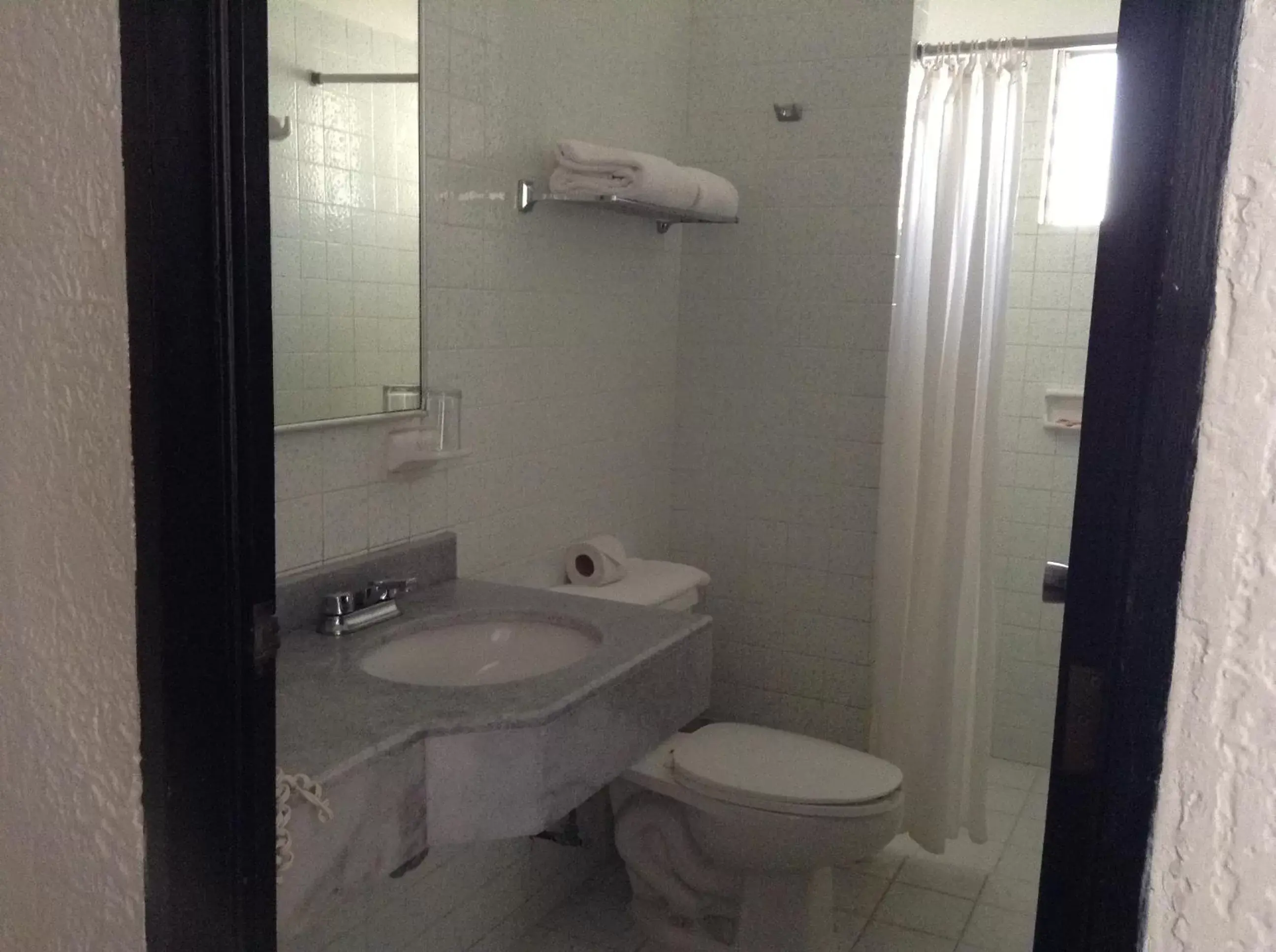 Bathroom in Hotel Azteca Inn