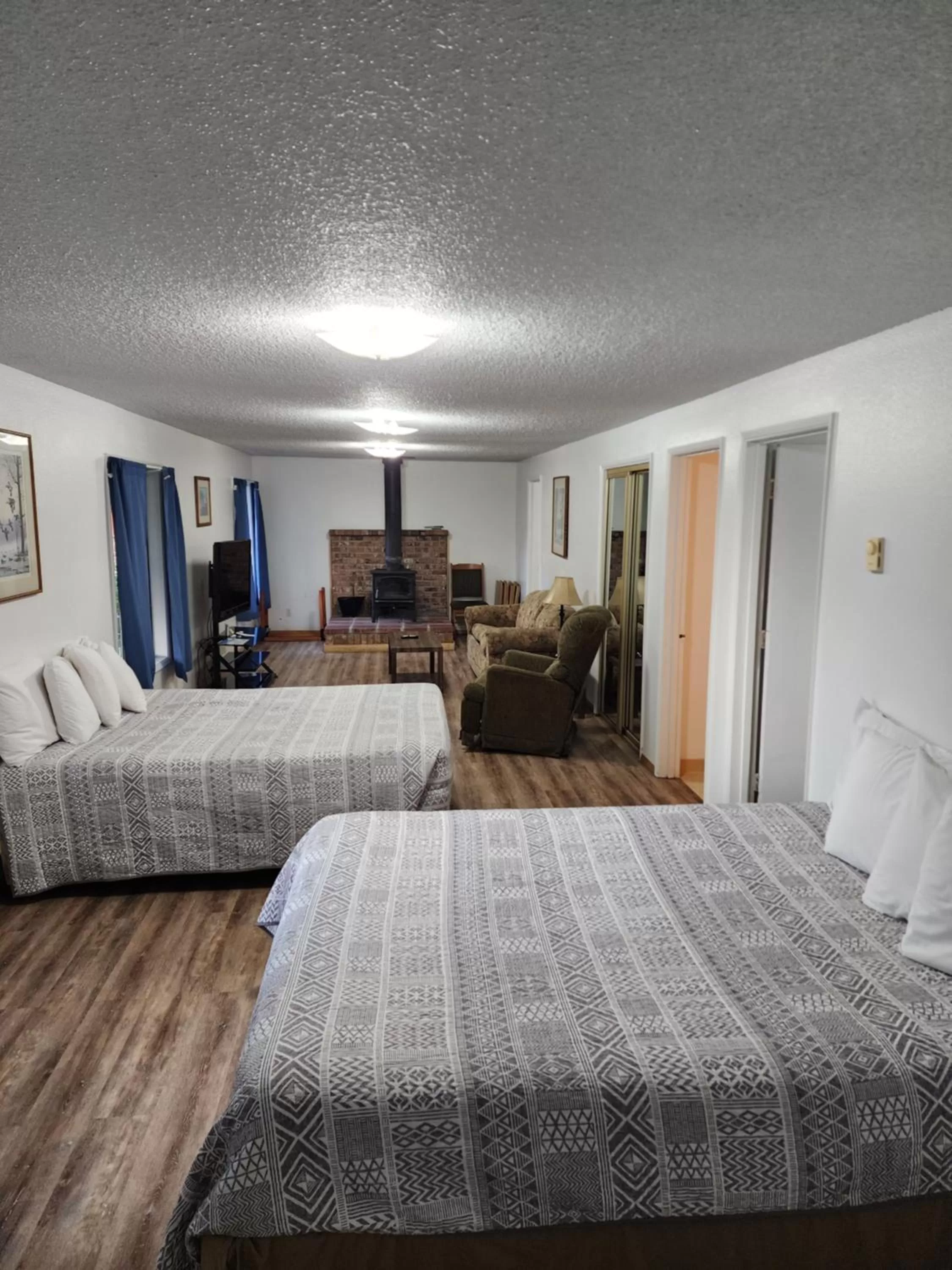 Living room, Bed in Plainview Motel