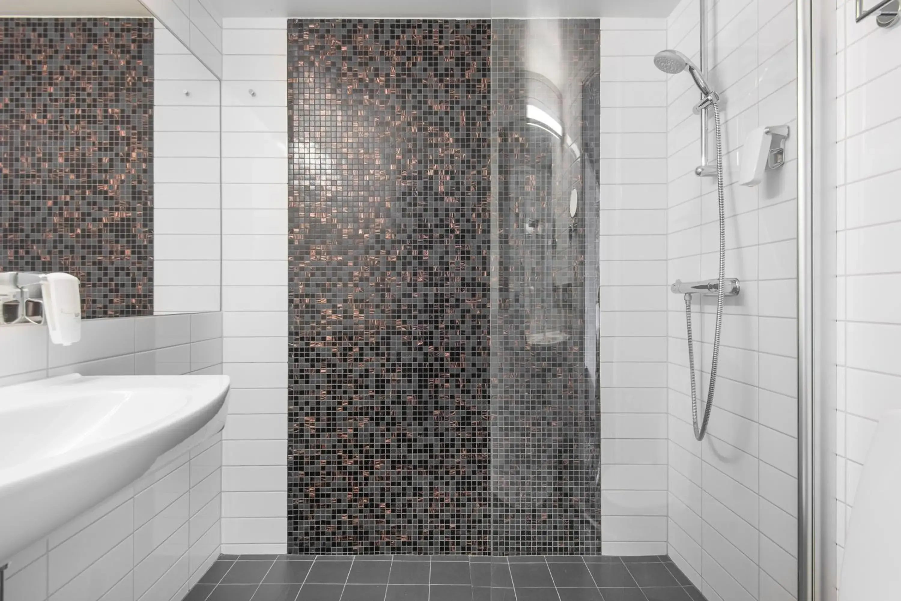 Shower, Bathroom in Quality Hotel Luleå
