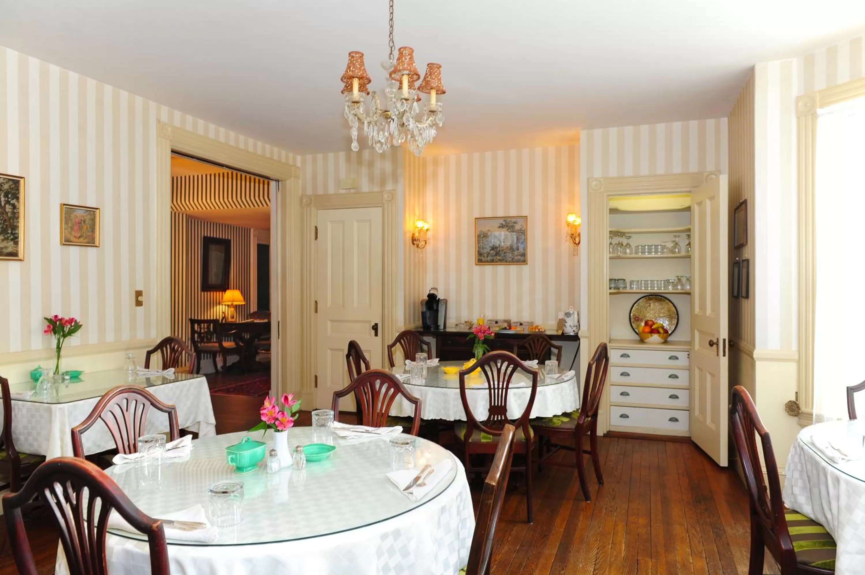 Restaurant/Places to Eat in Wainwright Inn