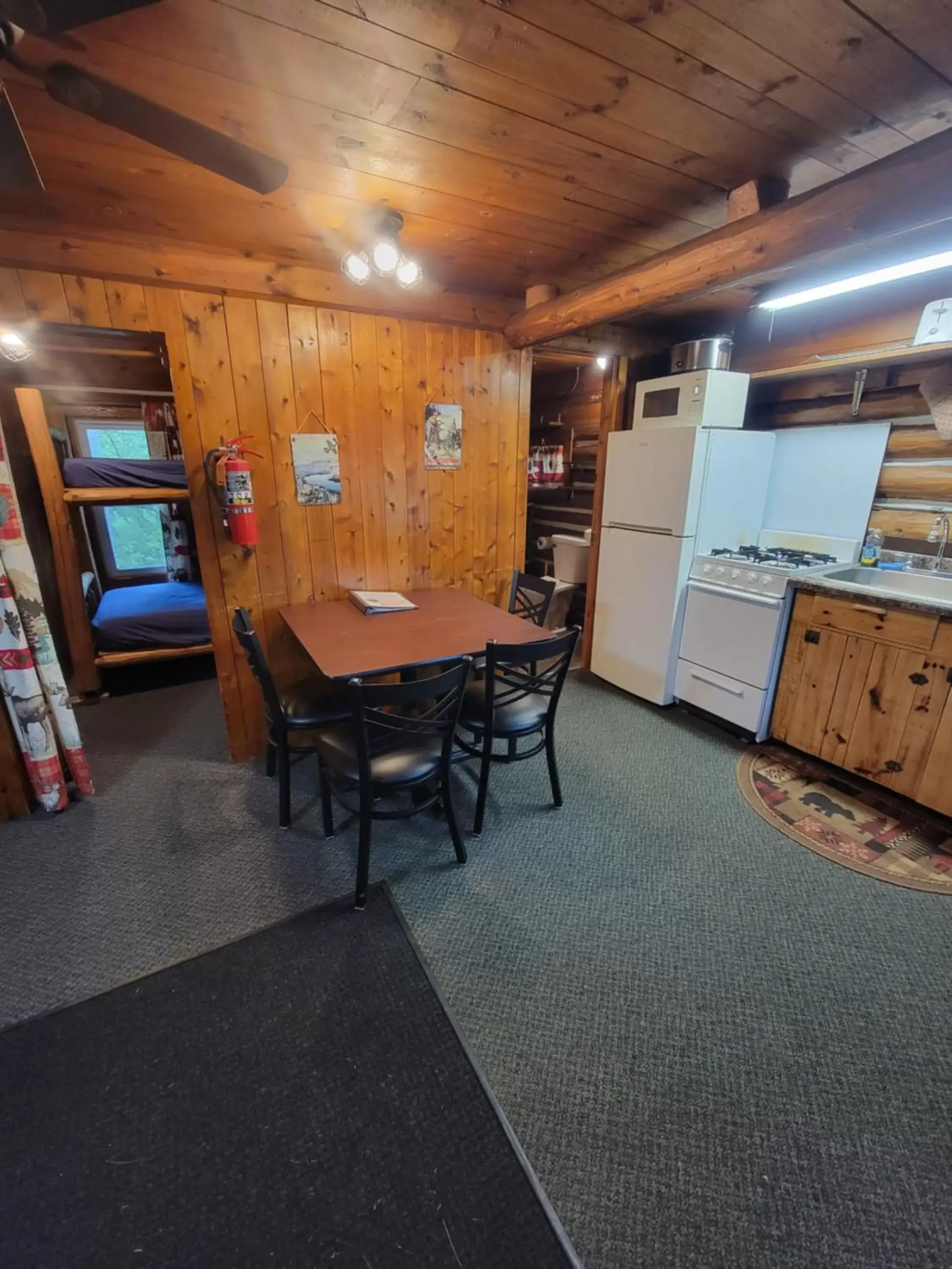 Kitchen or kitchenette, Dining Area in Two Rivers Motel and Cabins