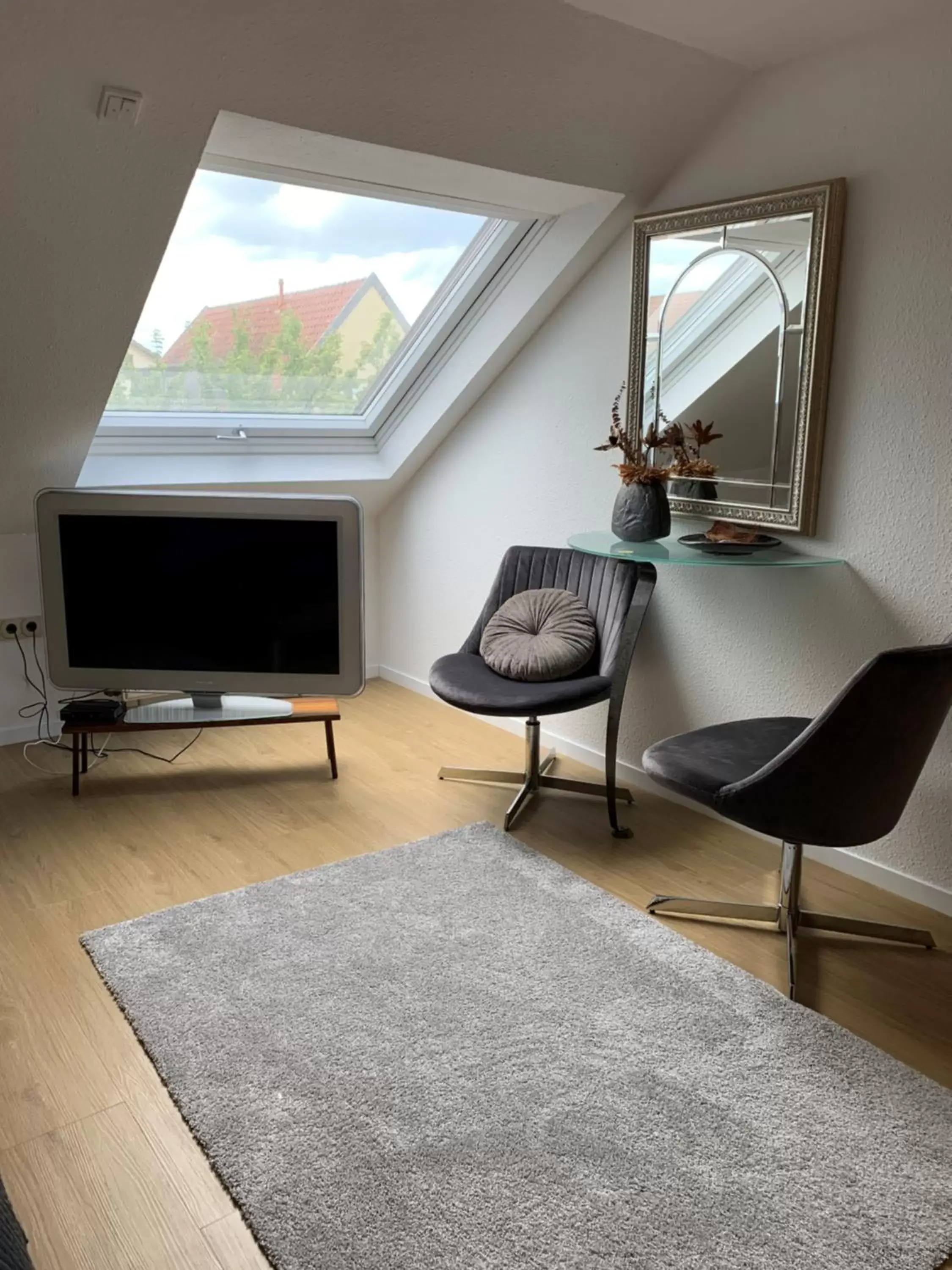 Bedroom, TV/Entertainment Center in Stadthotel Geis