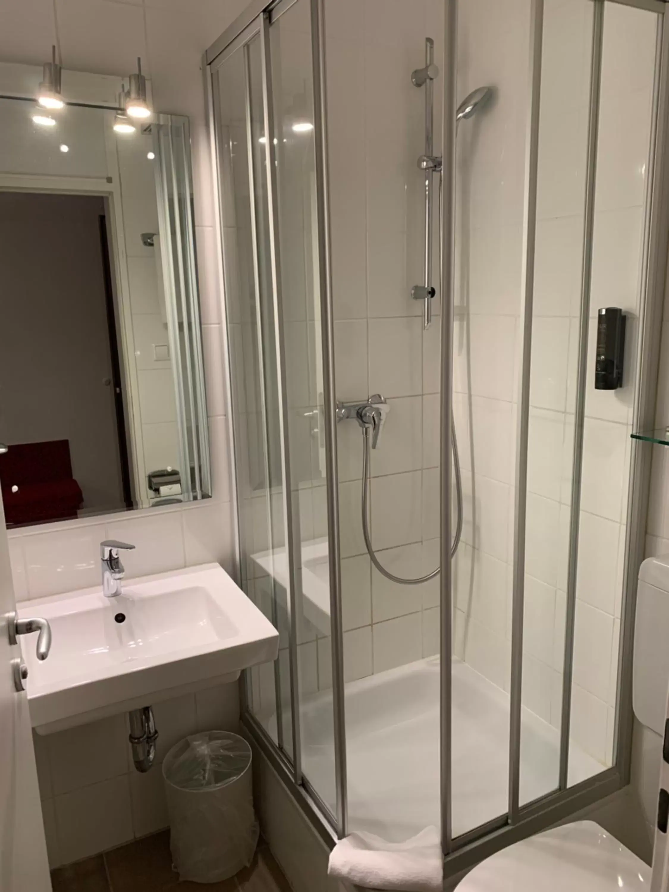 Shower, Bathroom in Hotel Nymphenburg City - München