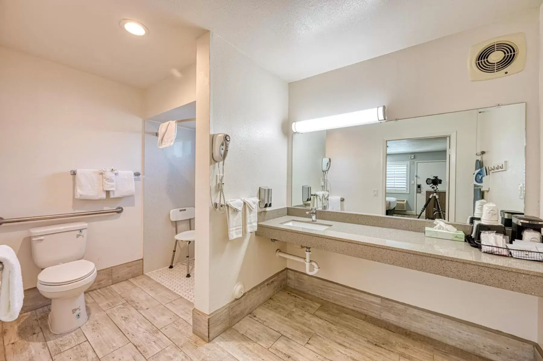 Bathroom in Vagabond Inn San Luis Obispo