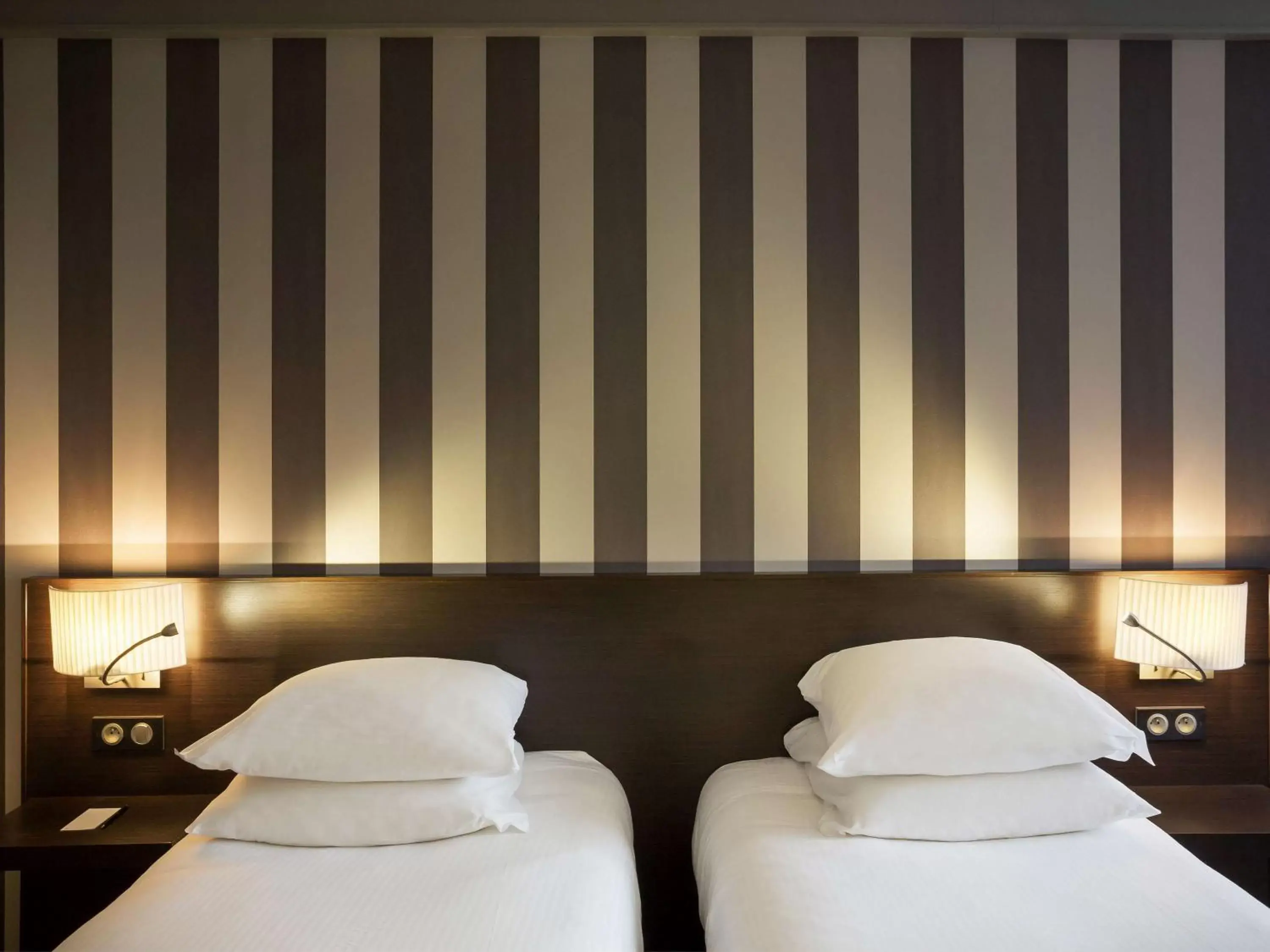 Photo of the whole room, Bed in Pullman Toulouse Airport