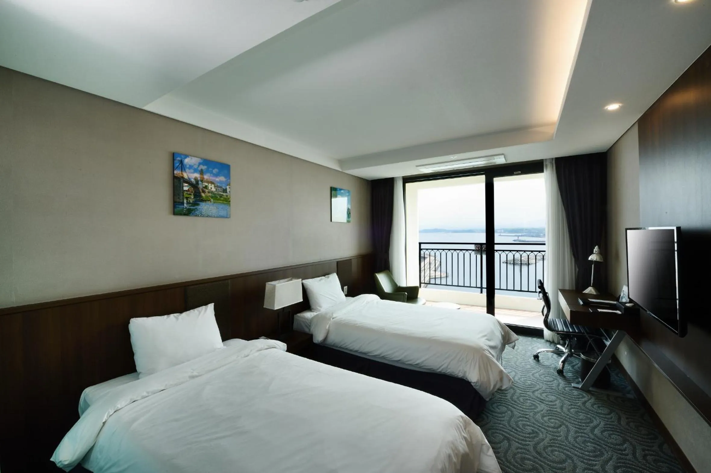 Photo of the whole room, Bed in Ramada by Wyndham Gangwon Sokcho