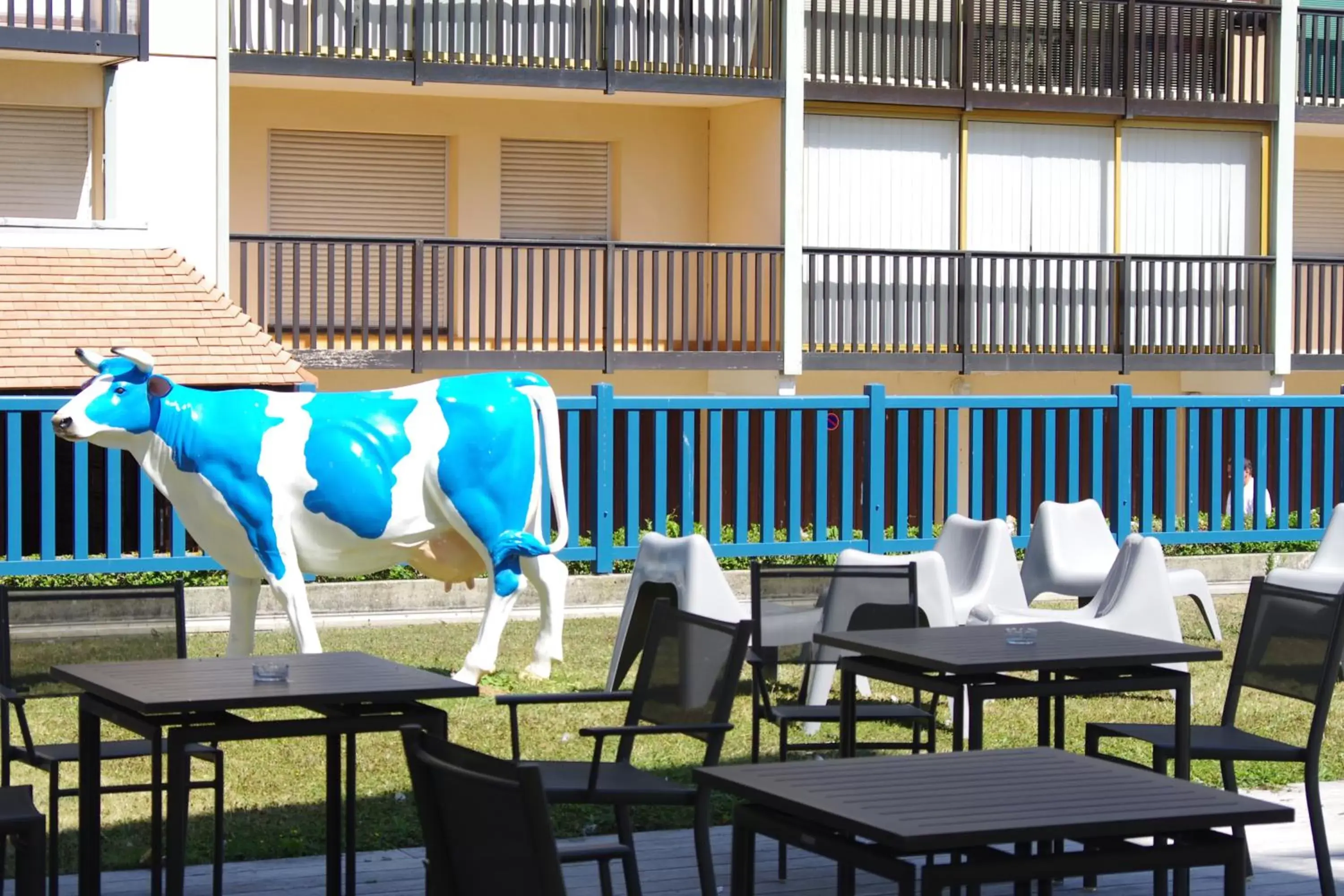Patio, Restaurant/Places to Eat in ibis Styles Deauville Villers Plage