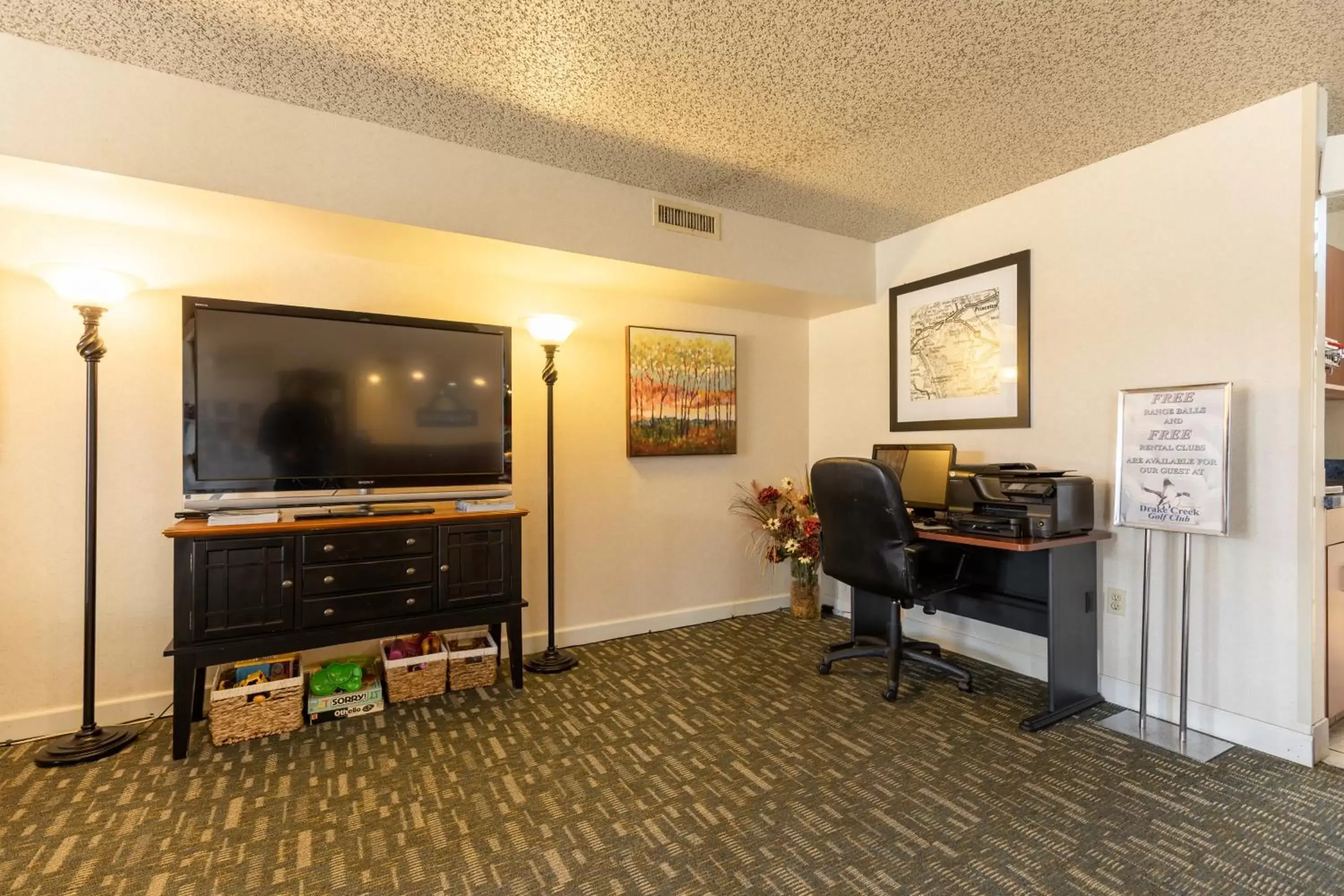 Business facilities, TV/Entertainment Center in Days Inn by Wyndham Kuttawa/Eddyville