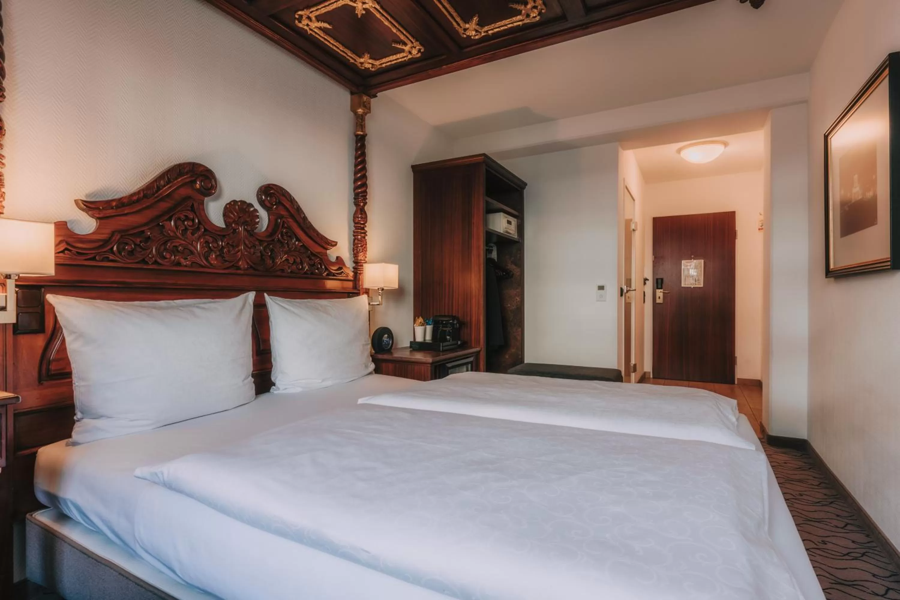 Bed in King's Hotel Center Superior