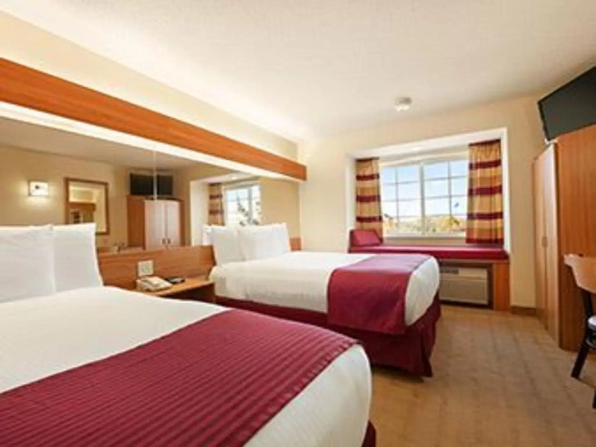 Day, Bed in Microtel Inn & Suites by Wyndham Ann Arbor