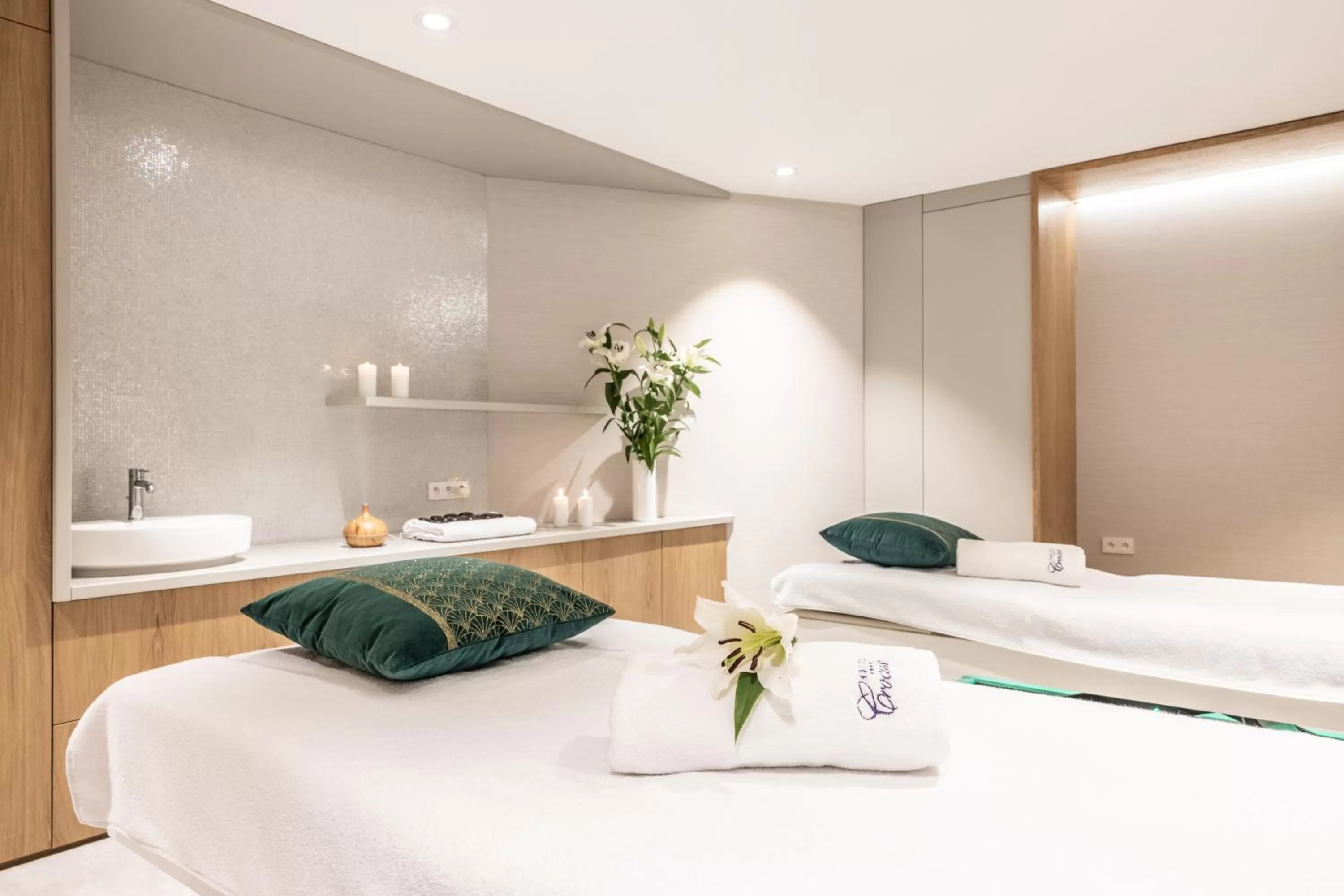 Property building, Bed in Hotel Crocus