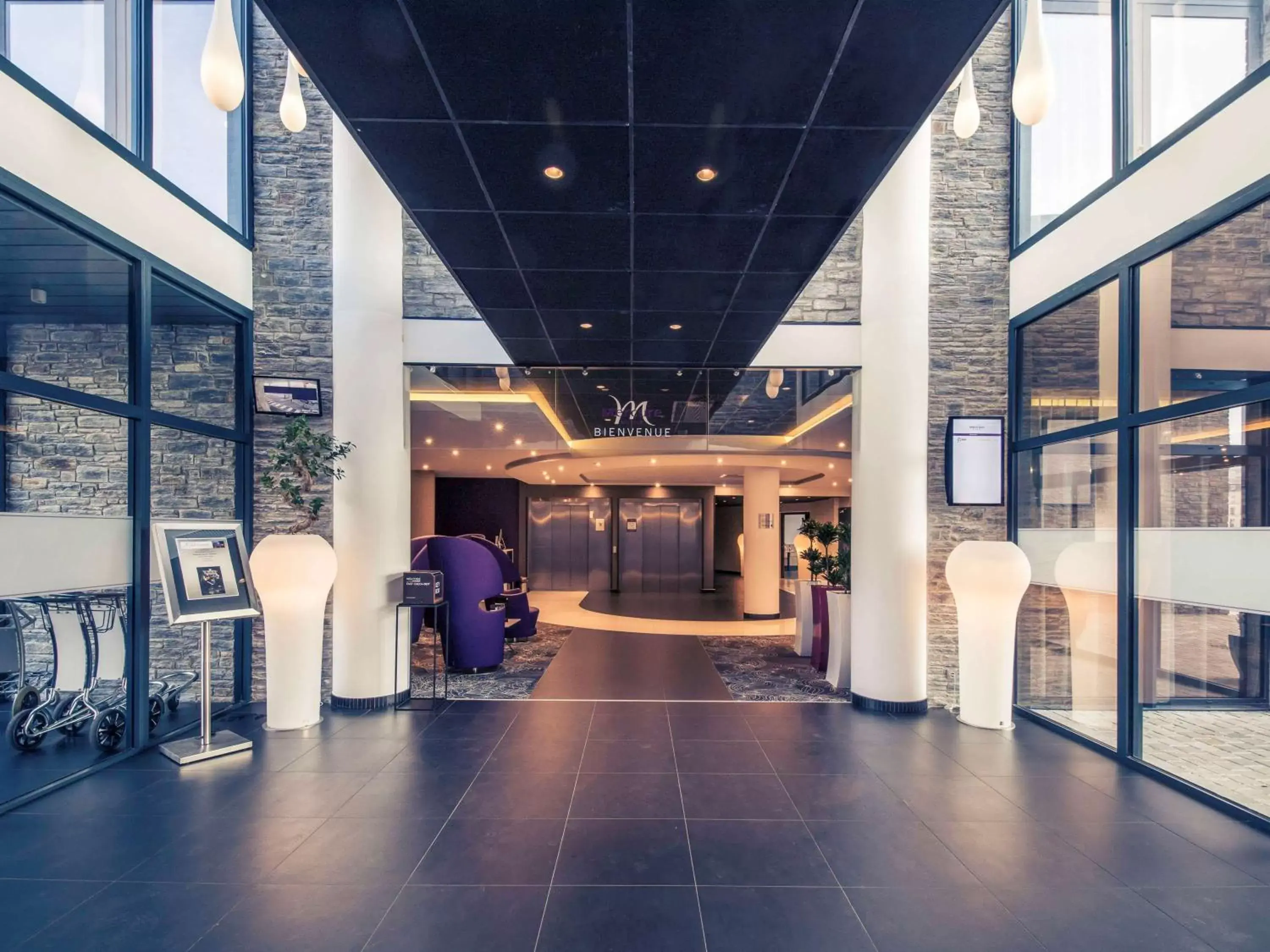 Property building, Lobby/Reception in Mercure Cherbourg Centre Port