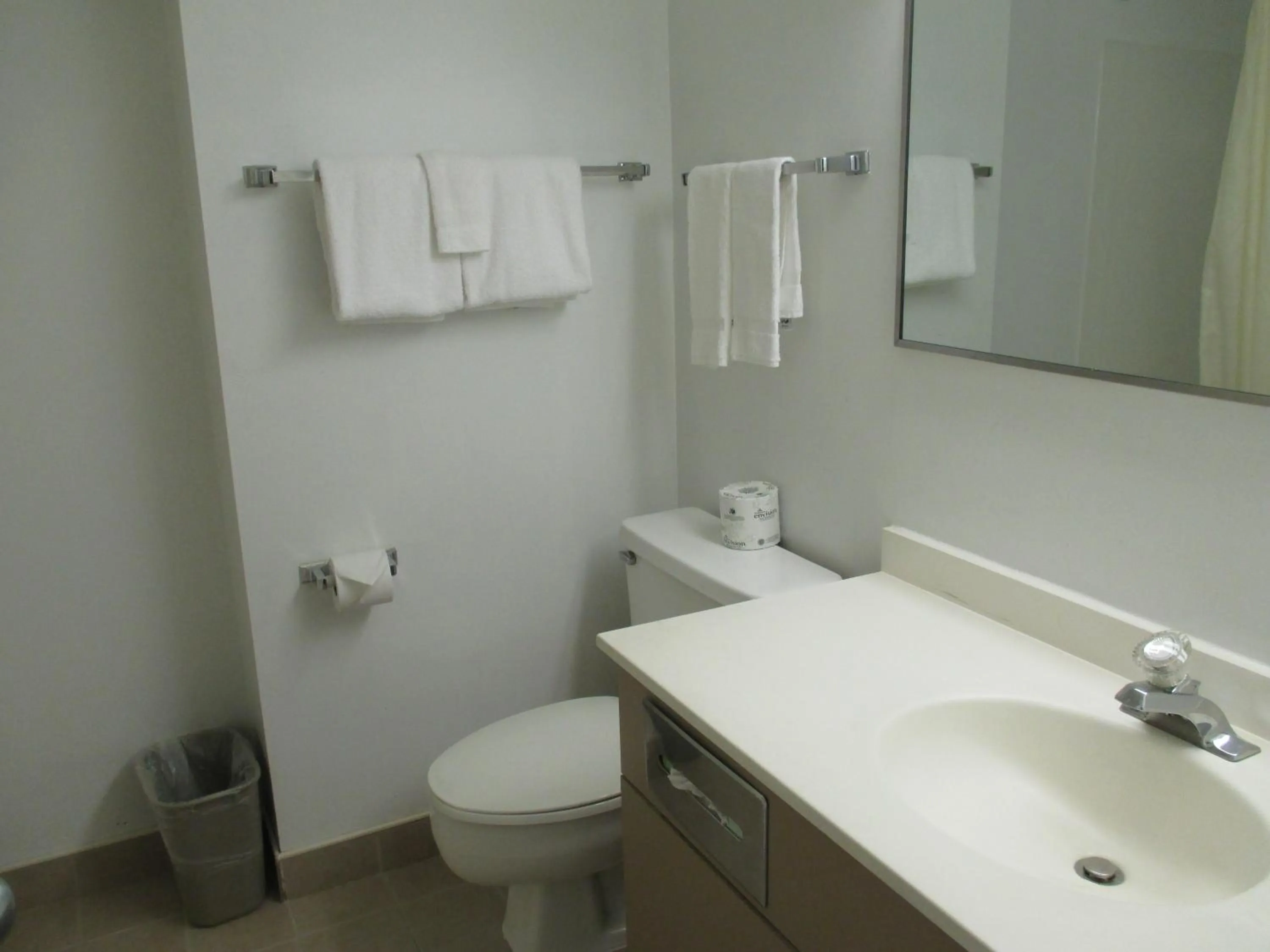 Bathroom in Motel 6-Newark, DE