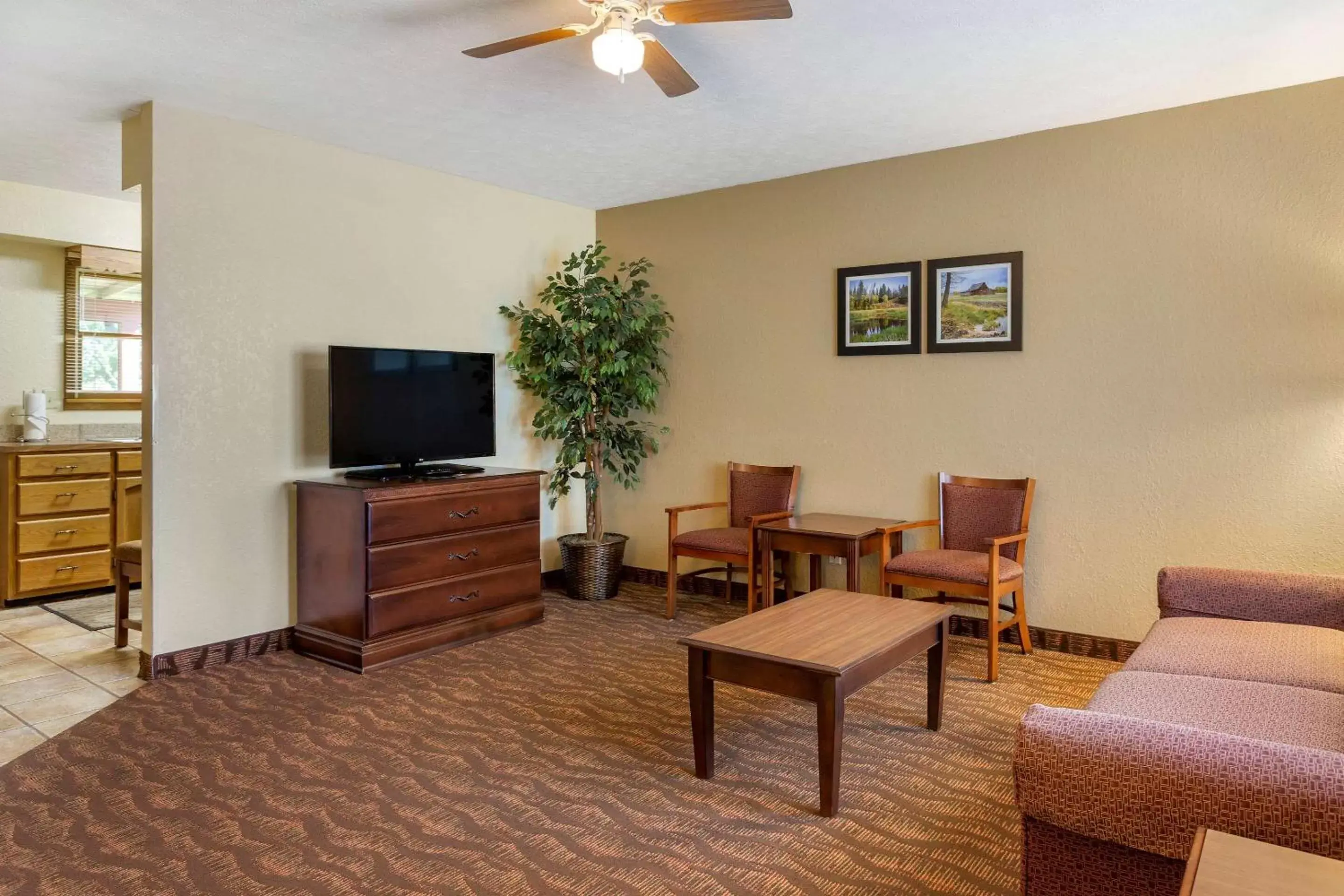 Photo of the whole room, TV/Entertainment Center in Comfort Inn & Suites Branson Meadows