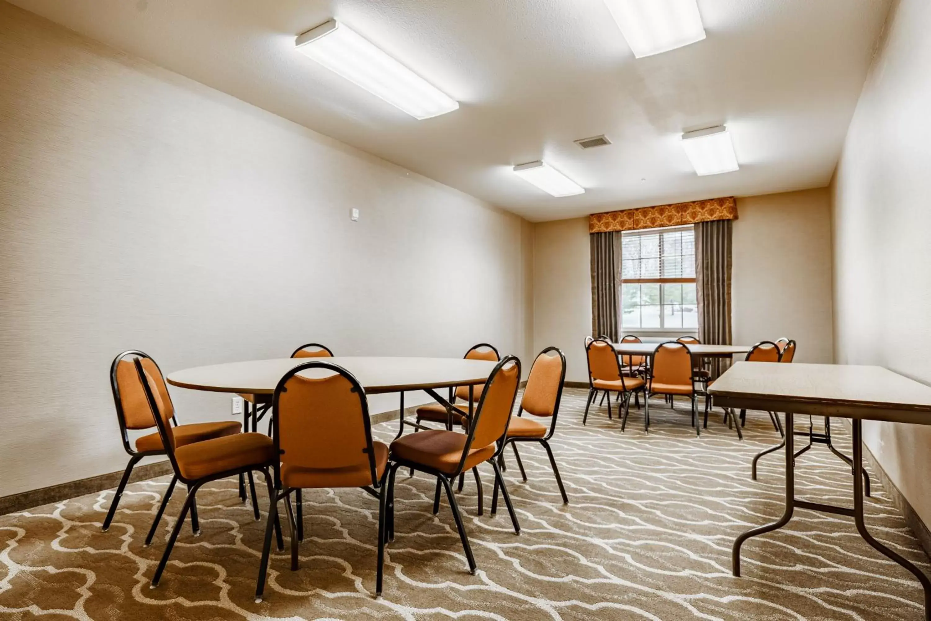 Meeting/conference room, Restaurant/Places to Eat in Cobblestone Suites - Ripon