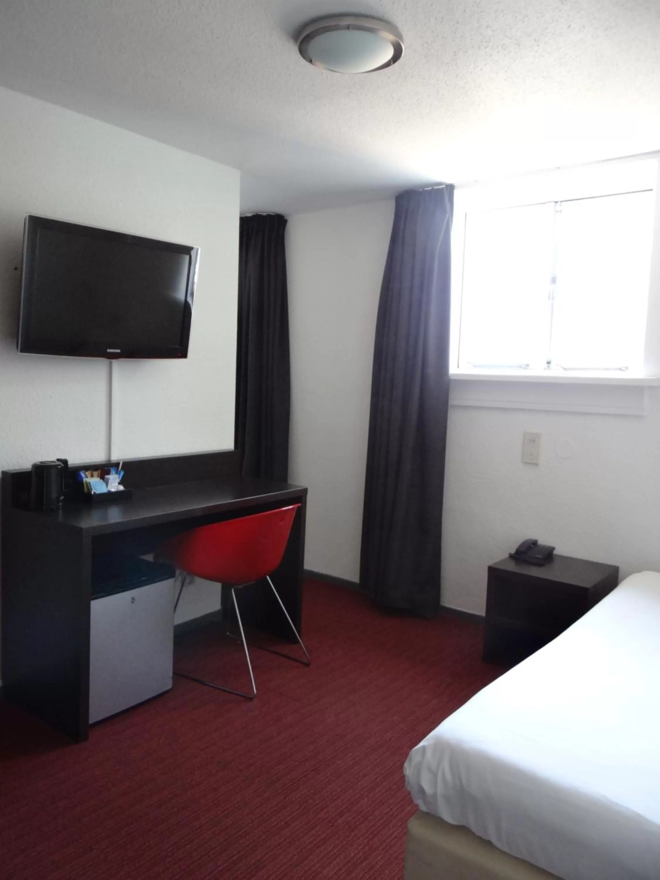 Bed, TV/Entertainment Center in Tulip Inn Heerlen City Centre