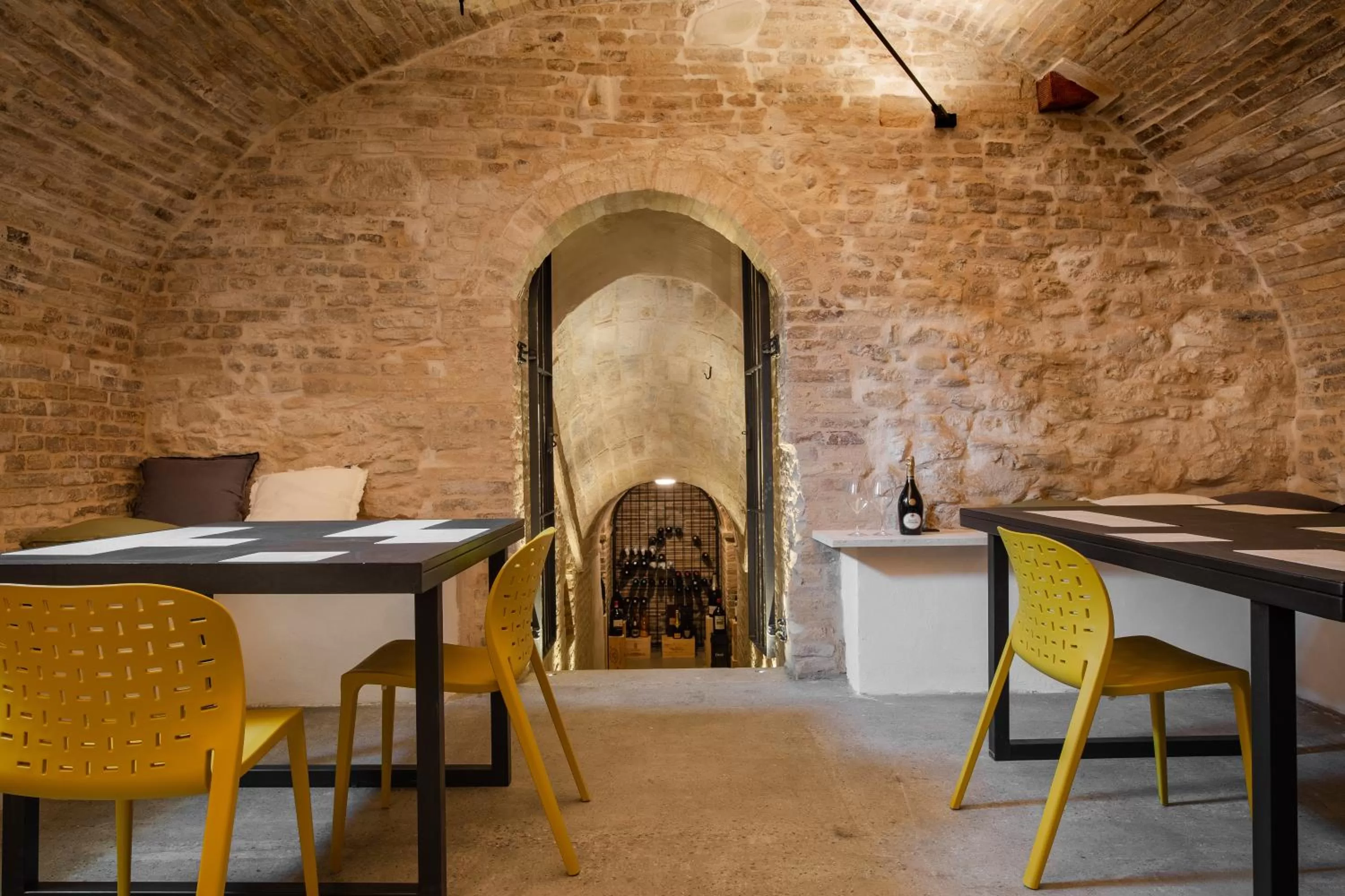 Dining area in OGNISSANTI GuestHouse & Suites