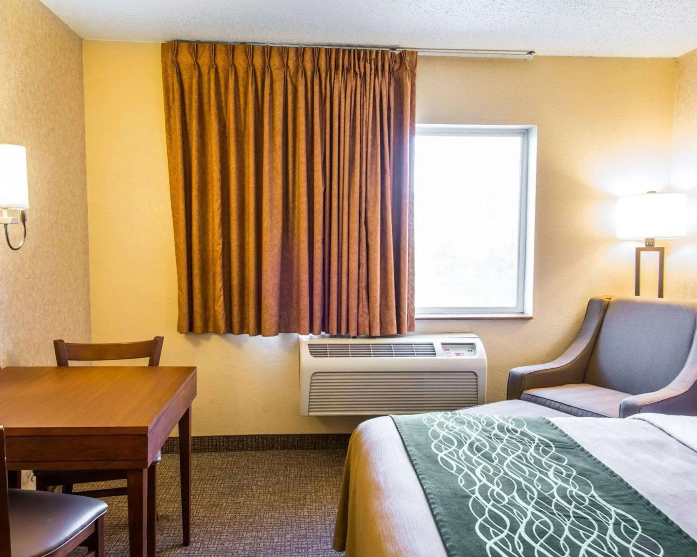 Photo of the whole room, Bed in Quality Inn