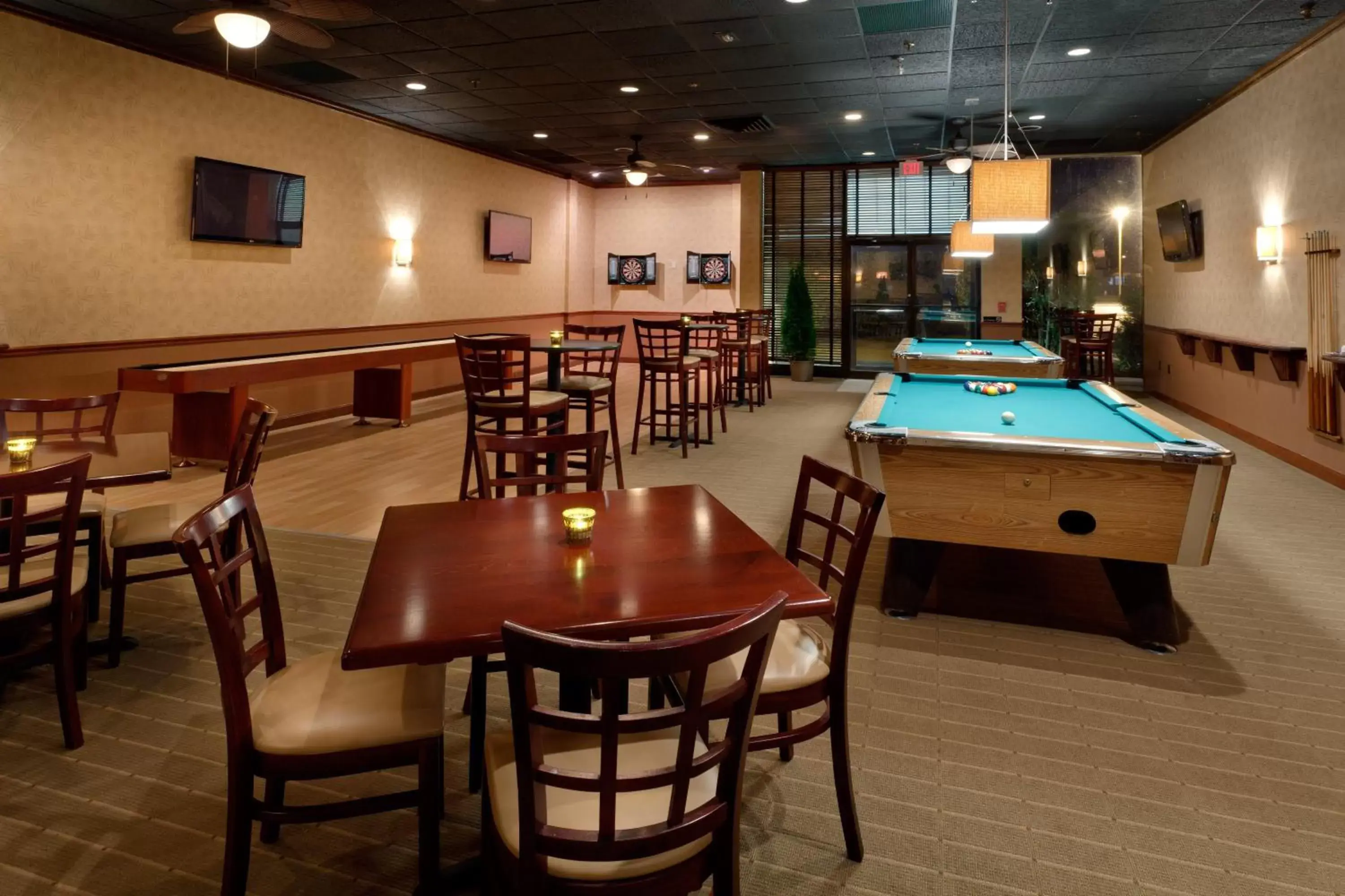 Lounge or bar, Billiards in Holiday Inn Norwich, an IHG Hotel