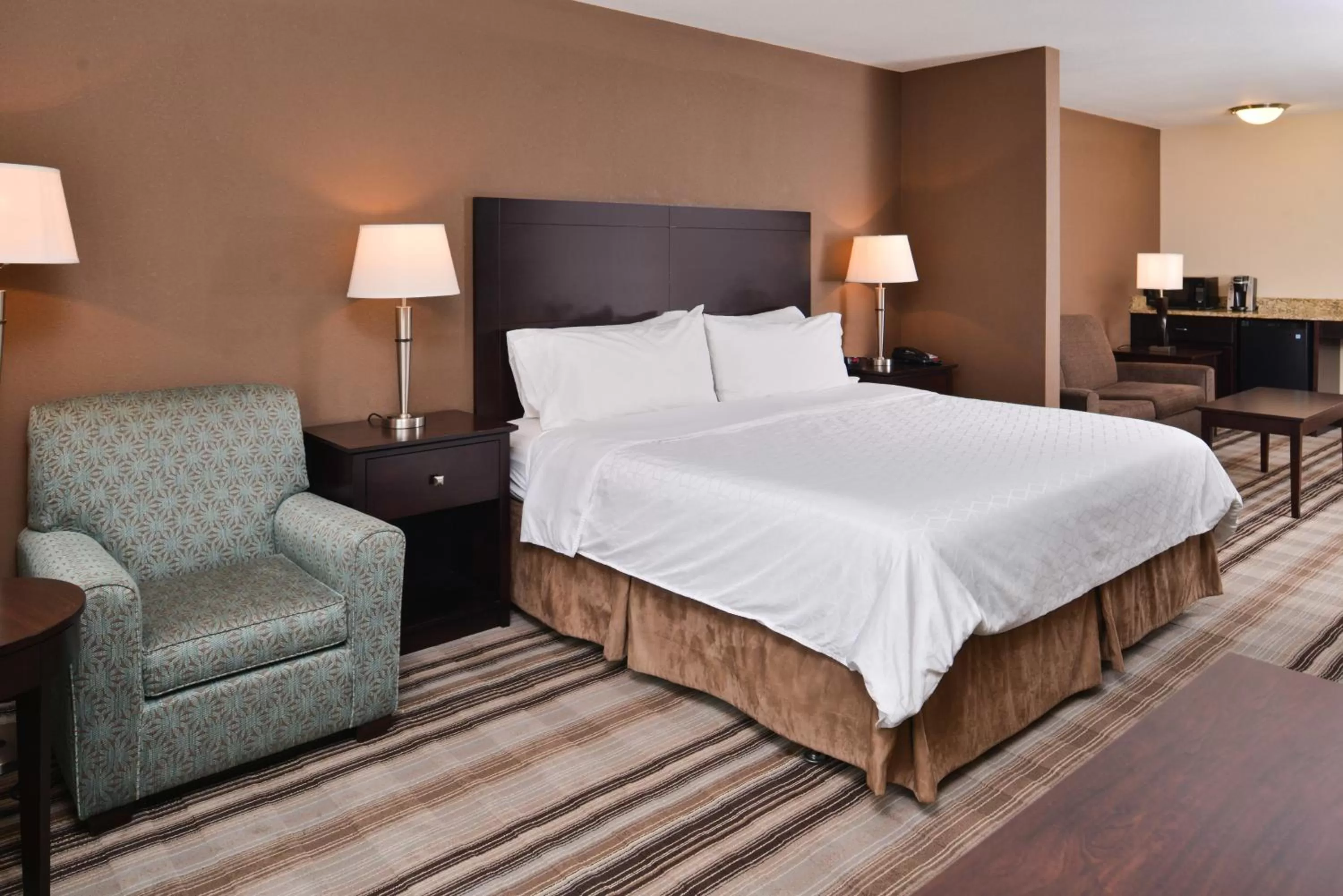 Photo of the whole room, Bed in Holiday Inn Express & Suites Emporia Northwest by IHG