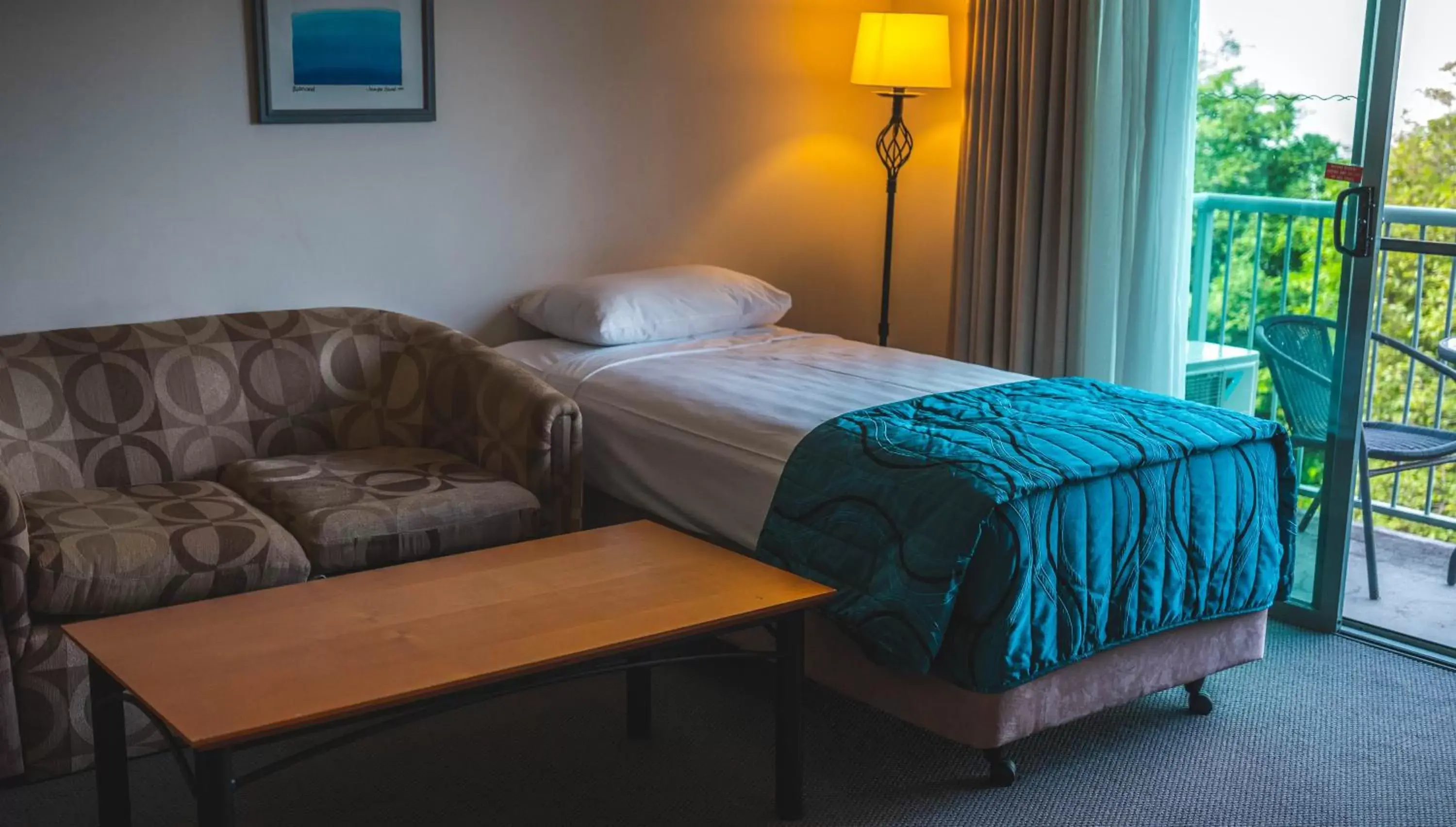 Balcony/Terrace, Bed in Heritage Cairns Hotel