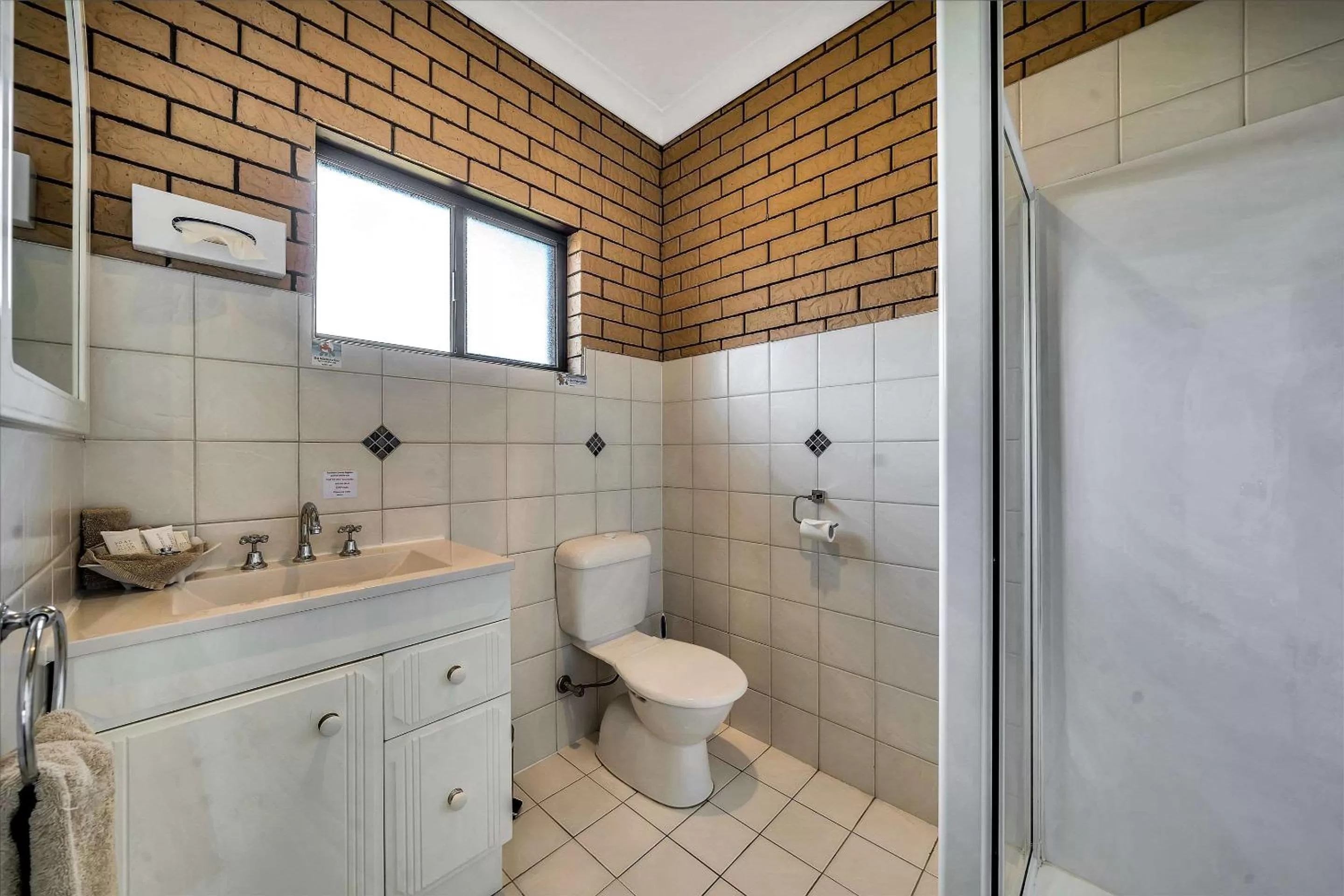 Bedroom in Warwick Settlers Inn