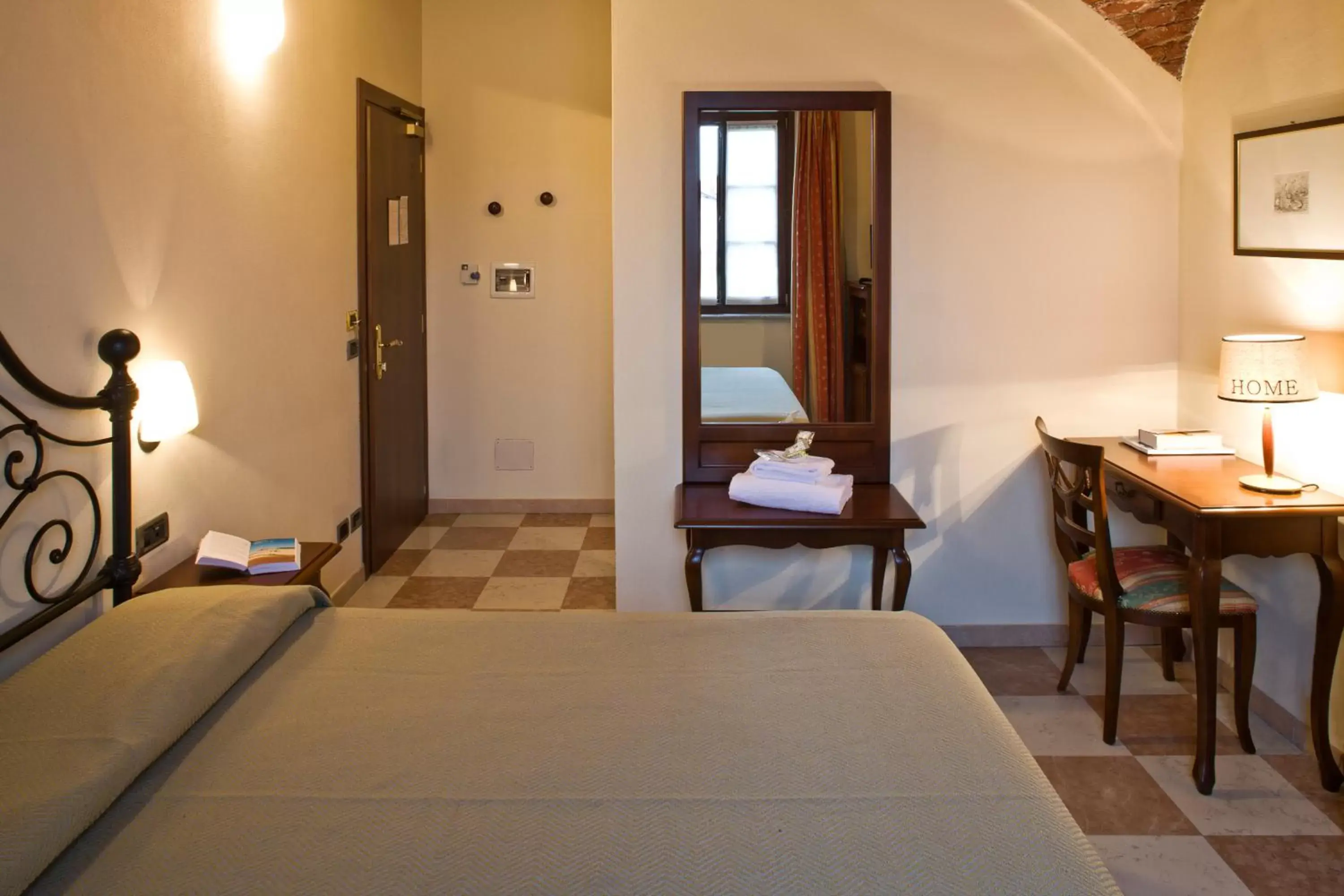 Photo of the whole room, Bed in Albergo La Corte Albertina