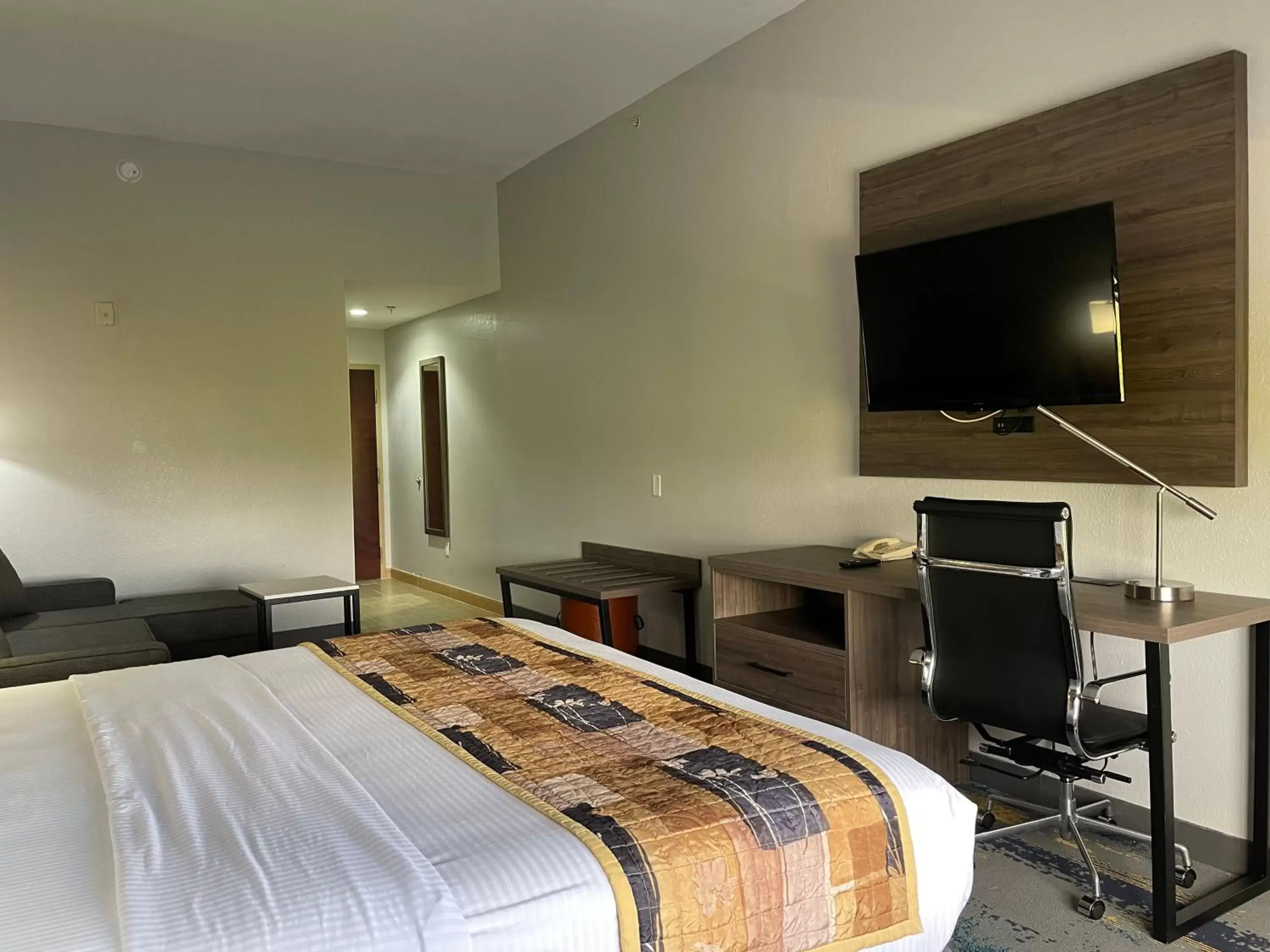 TV and multimedia, Bed in La Quinta by Wyndham Tampa Central
