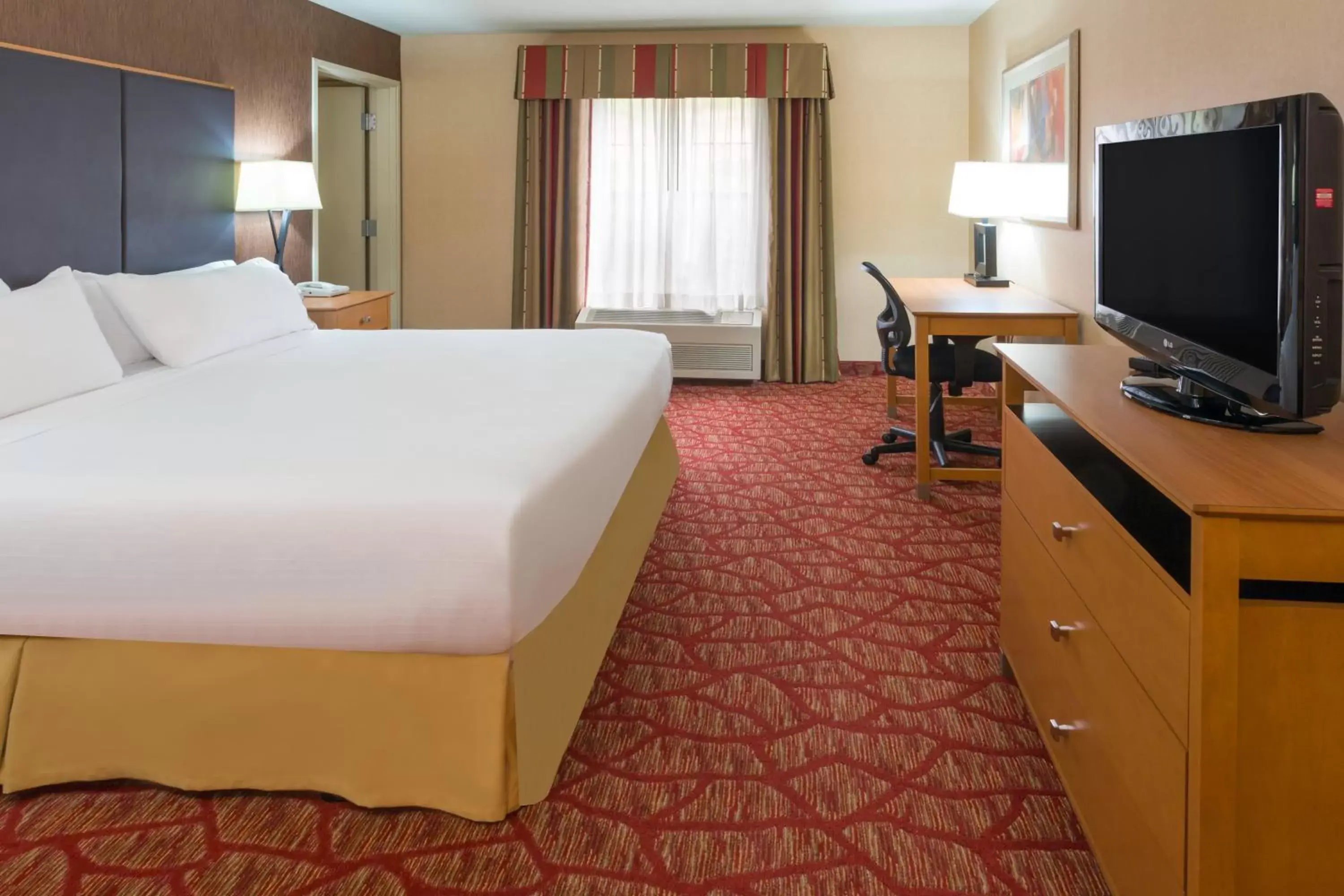 Photo of the whole room, Bed in Holiday Inn Express Grants Pass, an IHG Hotel