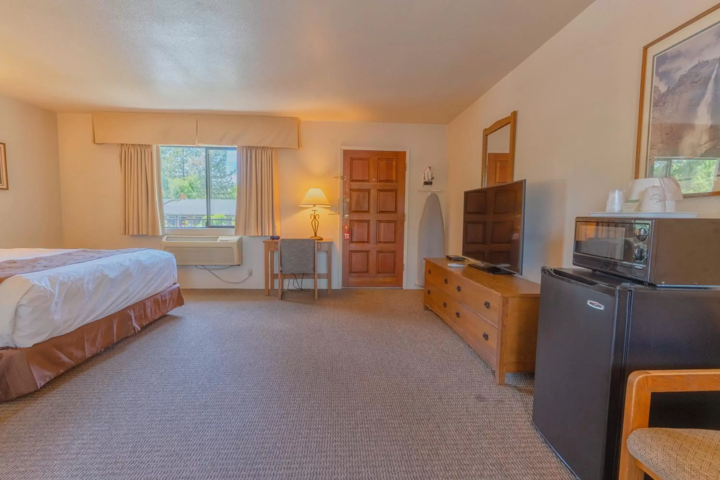 Bed, TV/Entertainment Center in Mariposa Lodge