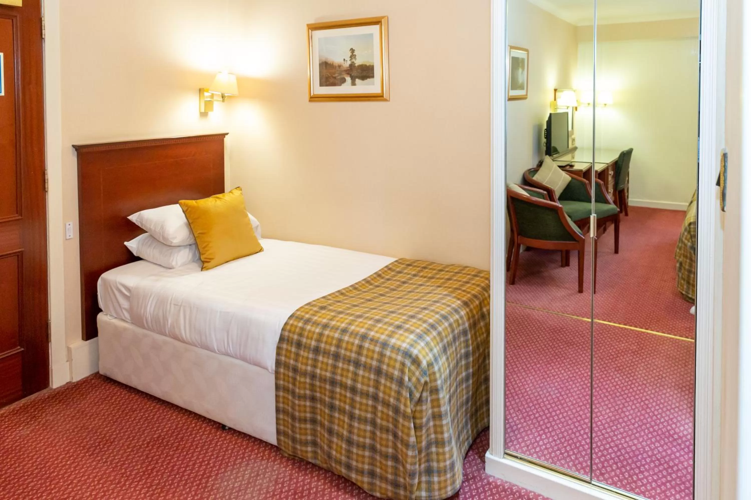 Bedroom, Bed in Alexandra Hotel